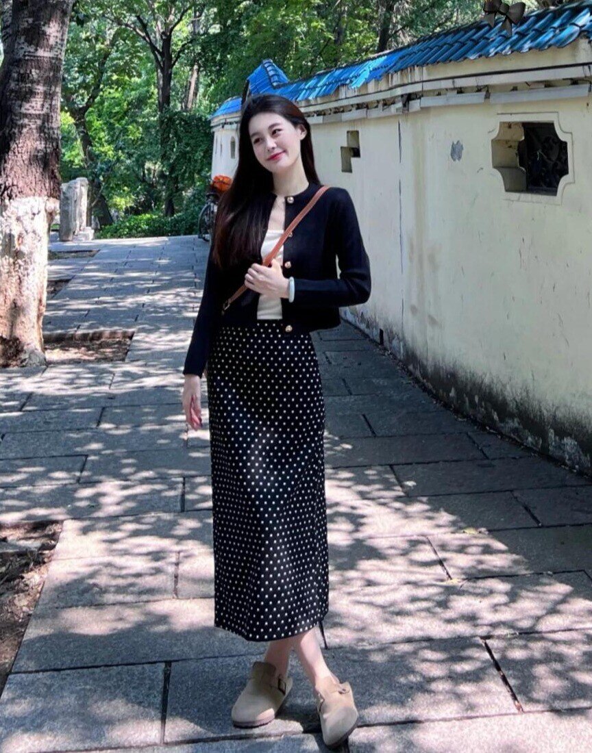 Chân váy dài từng bị chê "quê mùa", nay thành hot item mùa thu với 6 cách mix cực sang - 10