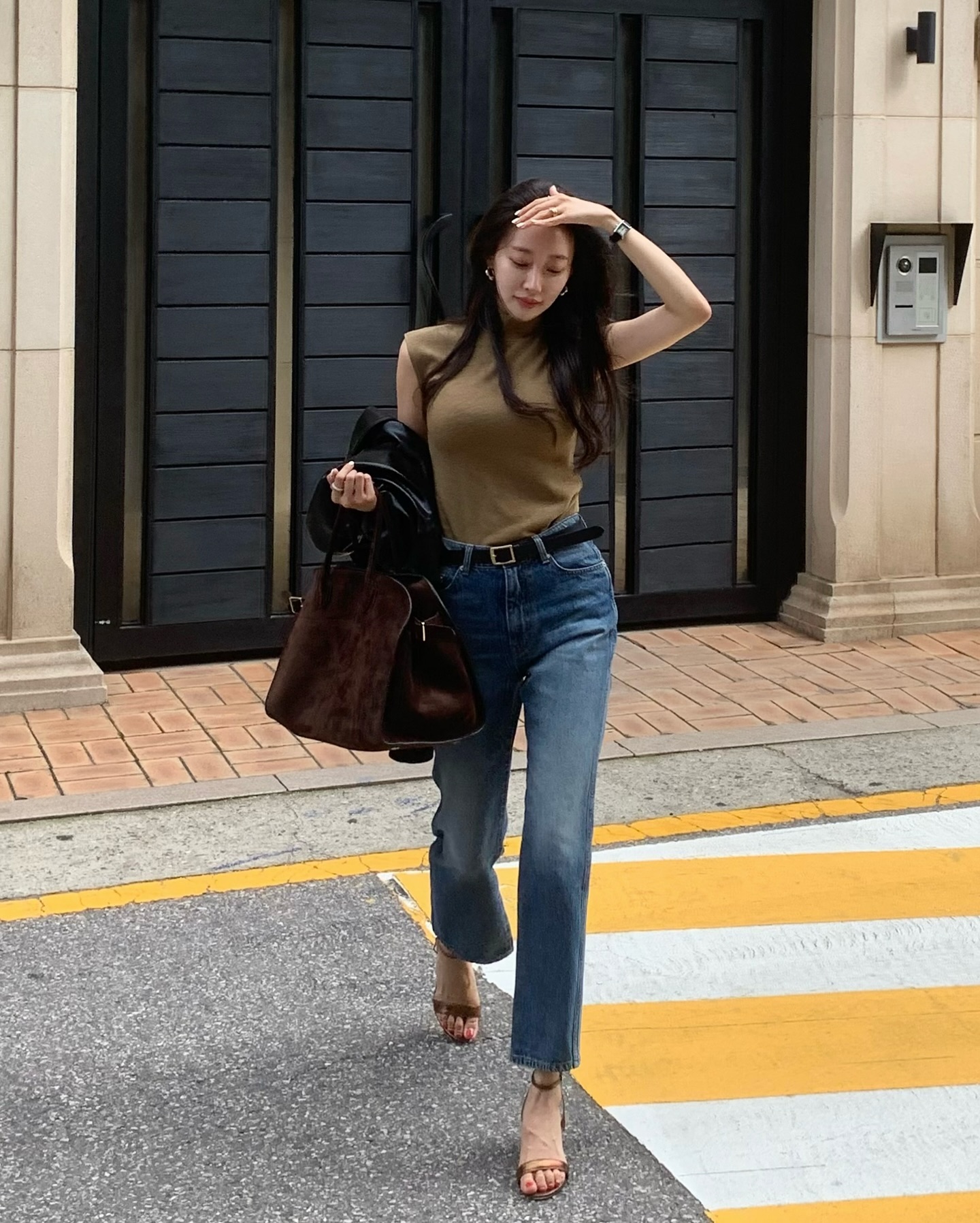 Phụ nữ bước sang tuổi 30, đừng chỉ mang sneaker mãi, biết thêm 3 loại này là &#34;nâng tầm&#34; phong cách, cứ diện là đẹp - 12