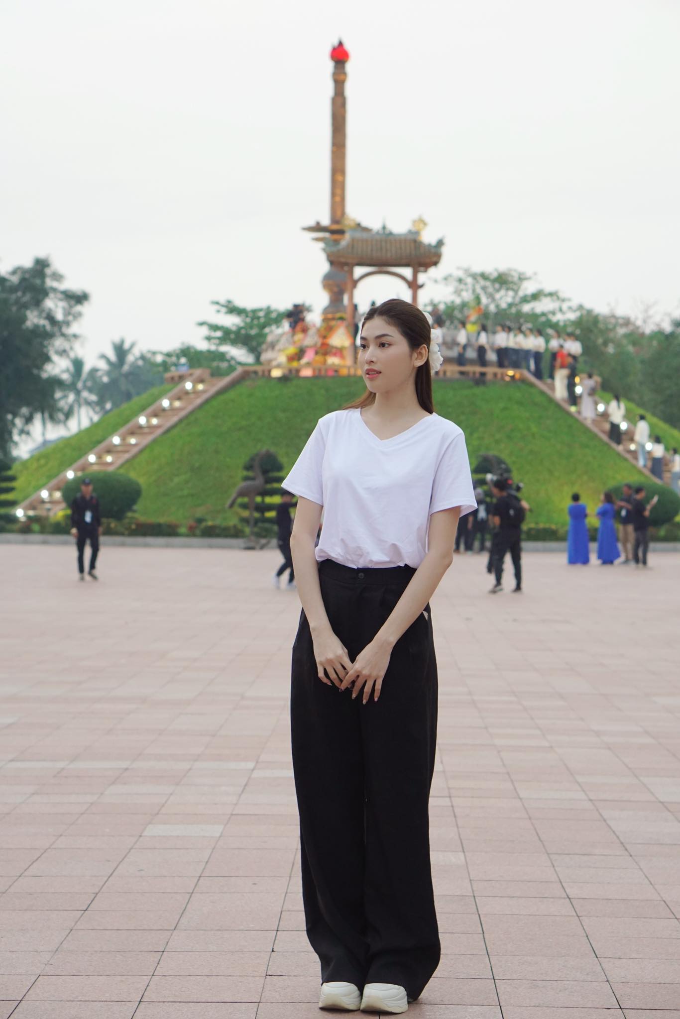 Á hậu Việt Nam bị đồn sắp làm dâu hào môn sở hữu đôi chân dài 1m1, mặc cắt khoét khoe dáng &#34;bốc lửa&#34;, ngó túi hiệu mà choáng ngợp - 14