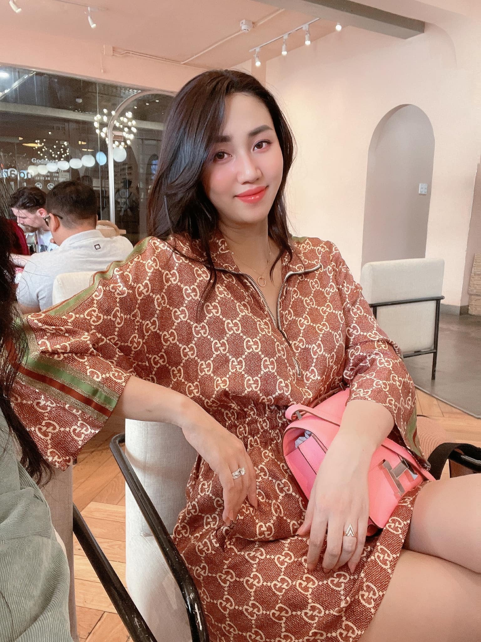 Á hậu Việt từ chối thi quốc tế rồi lấy chồng đại gia, giờ sống sung túc như &#34;bà hoàng&#34;, xài đồ hiệu không ngơi tay - 8