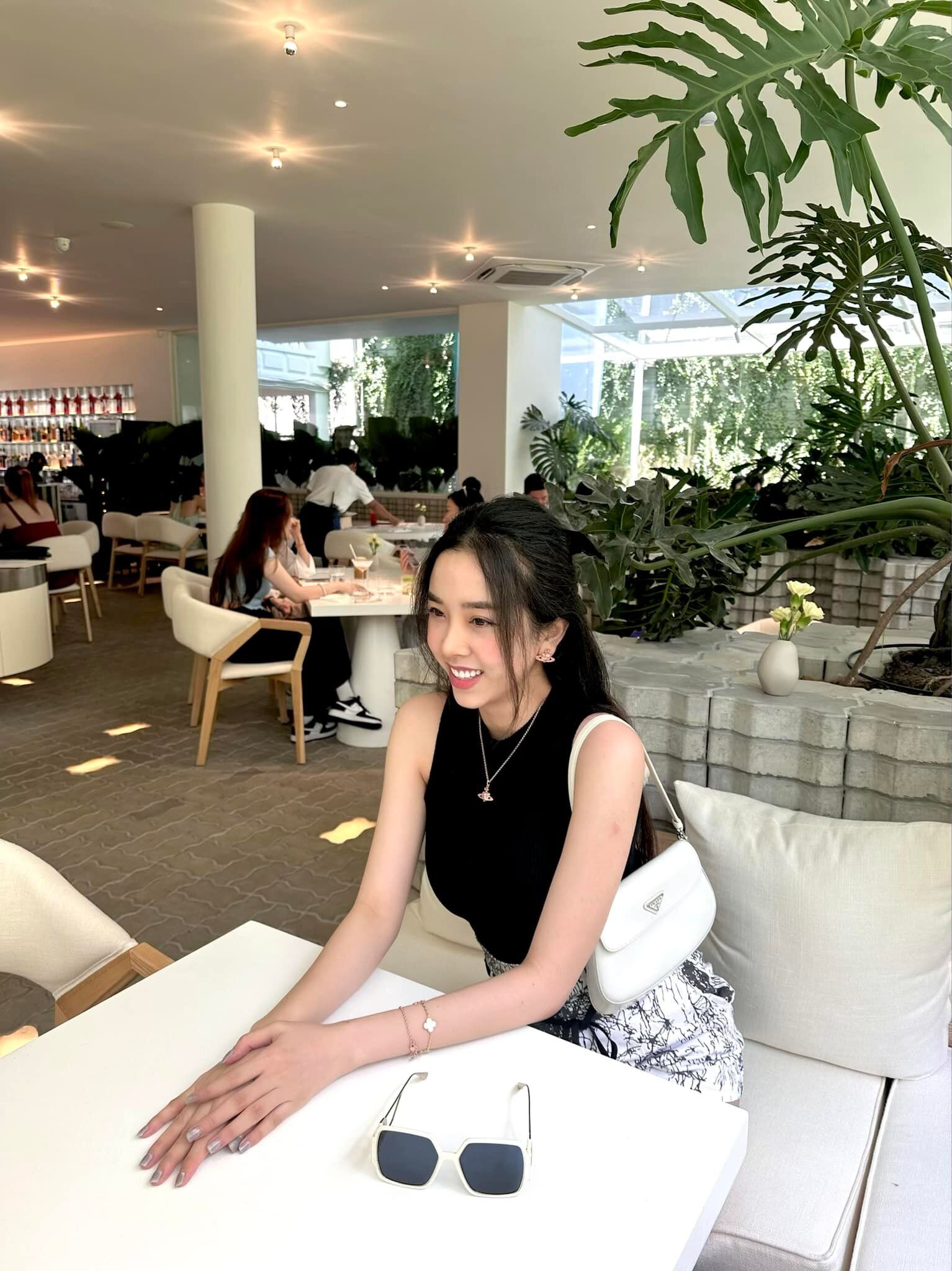 Á hậu Việt lấy Tiến sĩ nhận 13 cây vàng, sinh con xong dáng nuột hơn thiếu nữ, đồ hiệu chất đống nhưng chỉ mê đúng 1 màu  - 9