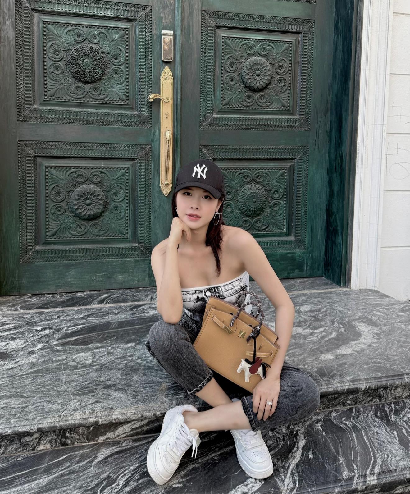 Hot girl lấy nam ca sĩ nổi tiếng, 40 tuổi da dẻ như em bé, ở biệt thự 2 triệu đô, túi hiệu bày la liệt như &#34;chơi đồ hàng&#34; - 21