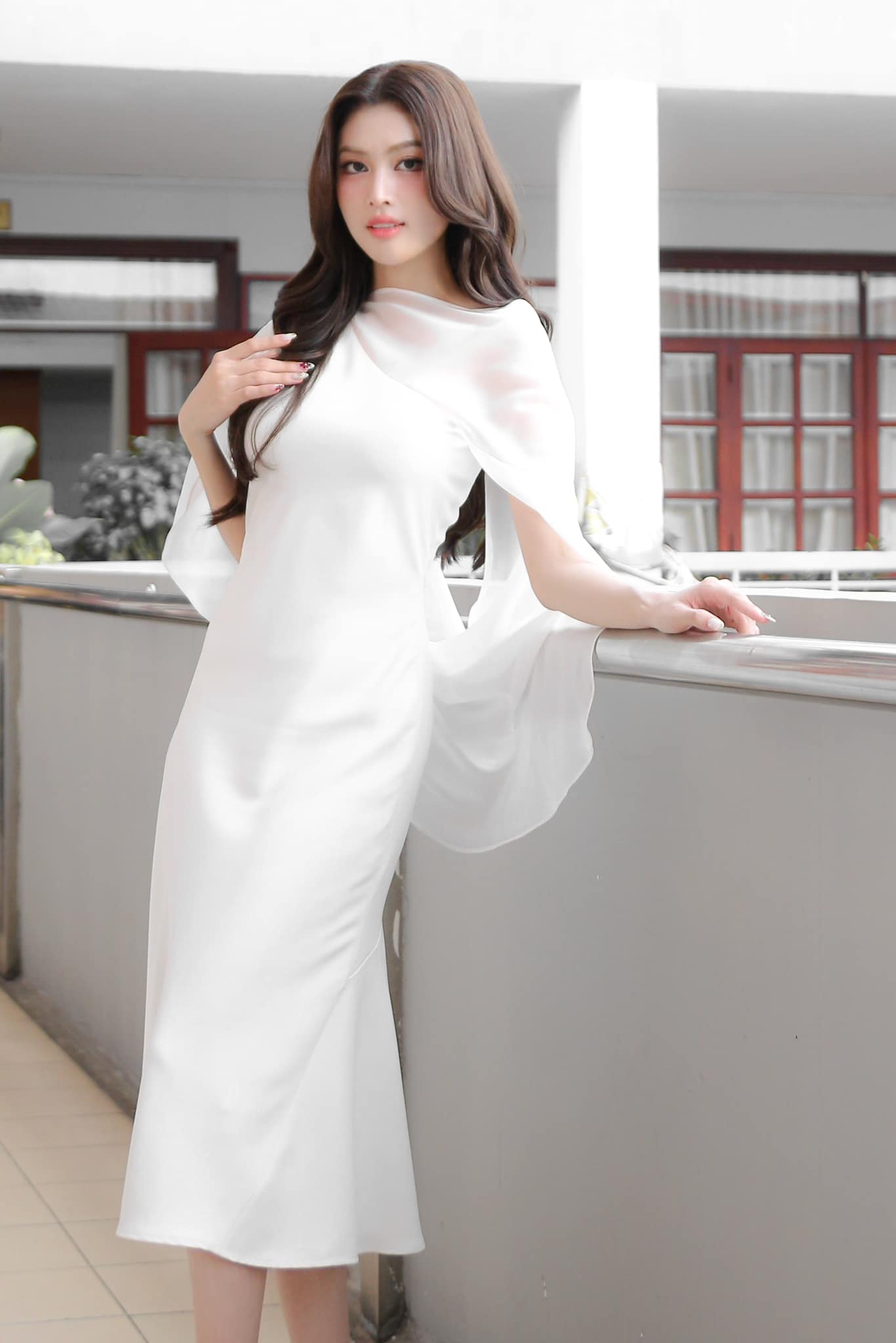 Á hậu Việt Nam bị đồn sắp làm dâu hào môn sở hữu đôi chân dài 1m1, mặc cắt khoét khoe dáng &#34;bốc lửa&#34;, ngó túi hiệu mà choáng ngợp - 13