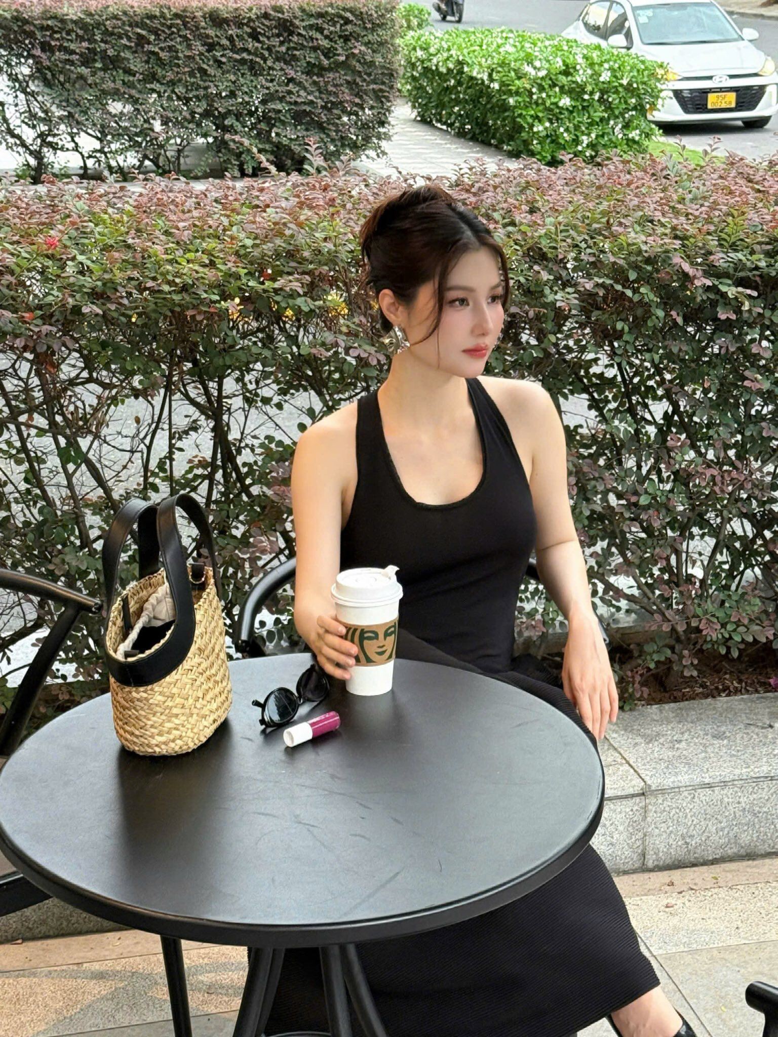 Mỹ nhân soán ngôi Tiểu Vy thành gương mặt đẹp nhất năm, sinh ái nữ xong body vẫn bốc lửa, &#34;dát&#34; toàn túi hiệu trăm triệu xuống phố - 8