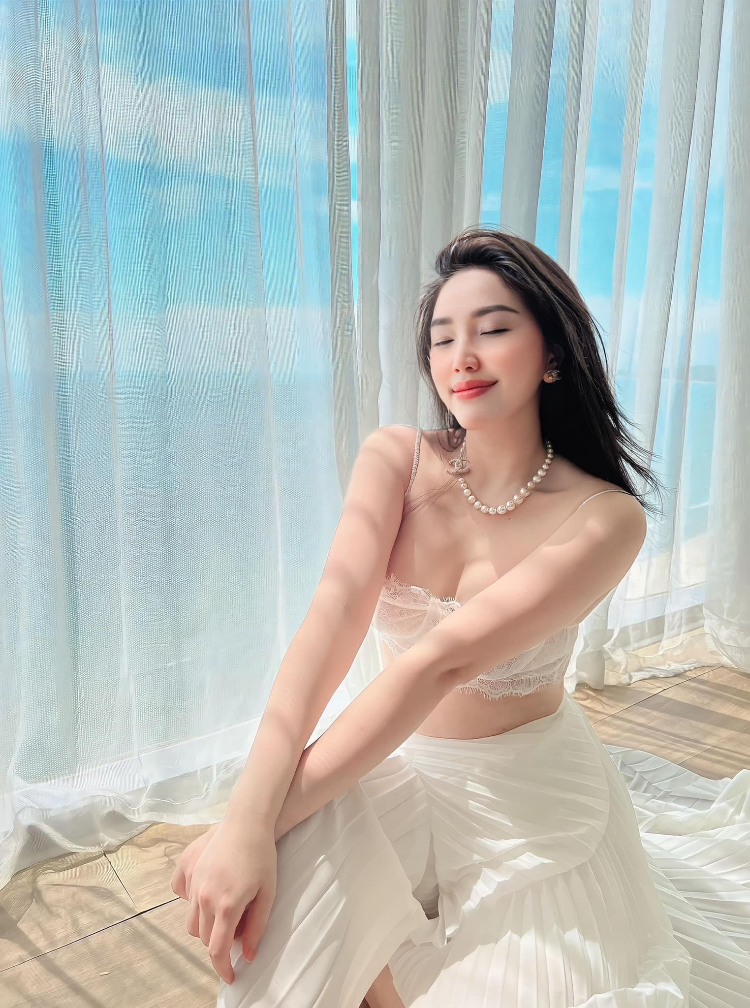 Nữ ca sĩ lấy đại gia hơn chục tuổi: Là mẹ bỉm vẫn mê mặc xuyên thấu khoe dáng căng tràn, tủ đồ hiệu nhìn thôi cũng &#34;ngộp&#34; - 6