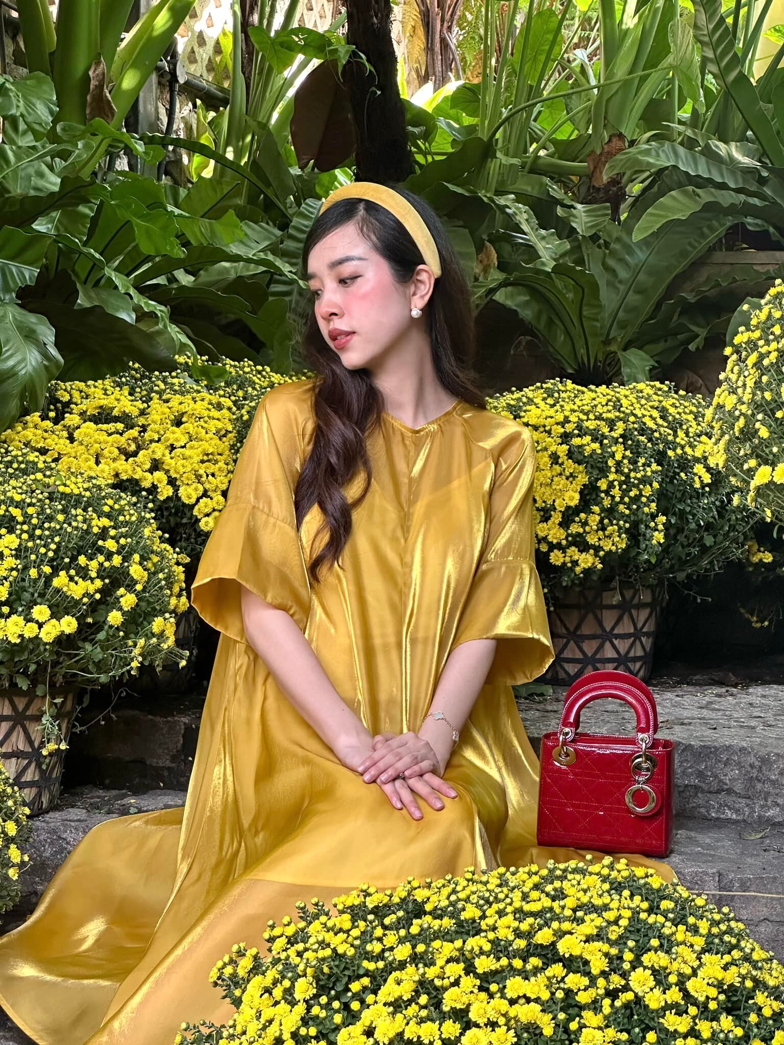 Á hậu Việt lấy Tiến sĩ nhận 13 cây vàng, sinh con xong dáng nuột hơn thiếu nữ, đồ hiệu chất đống nhưng chỉ mê đúng 1 màu  - 4