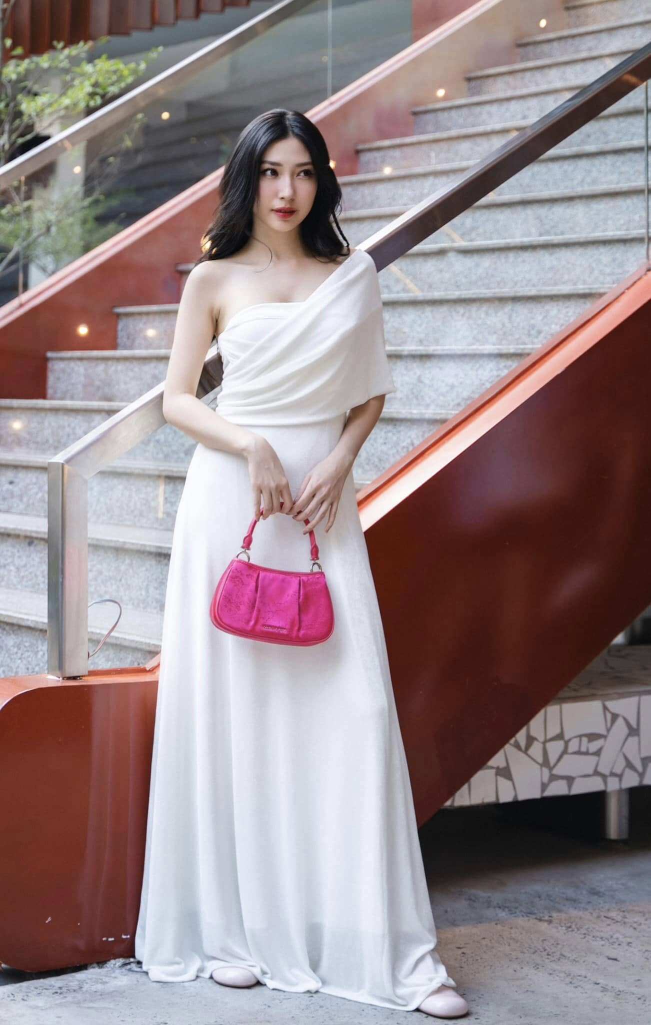Khổng Tú Quỳnh ở tuổi băm: Nhan sắc &#34;vượt thời gian&#34;, mê mặc đồ gợi cảm - 8