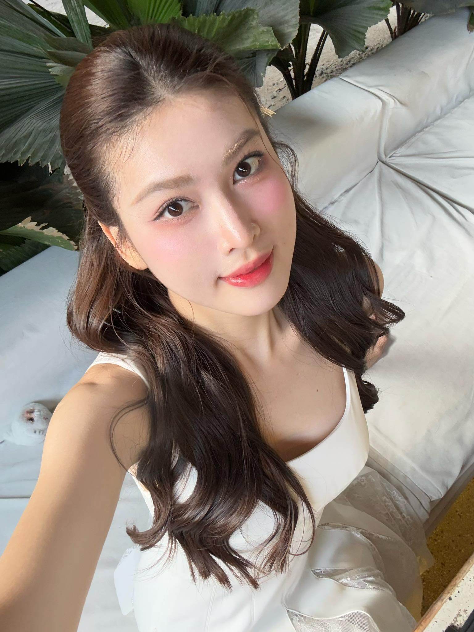 Á hậu Việt Nam bị đồn sắp làm dâu hào môn sở hữu đôi chân dài 1m1, mặc cắt khoét khoe dáng &#34;bốc lửa&#34;, ngó túi hiệu mà choáng ngợp - 3