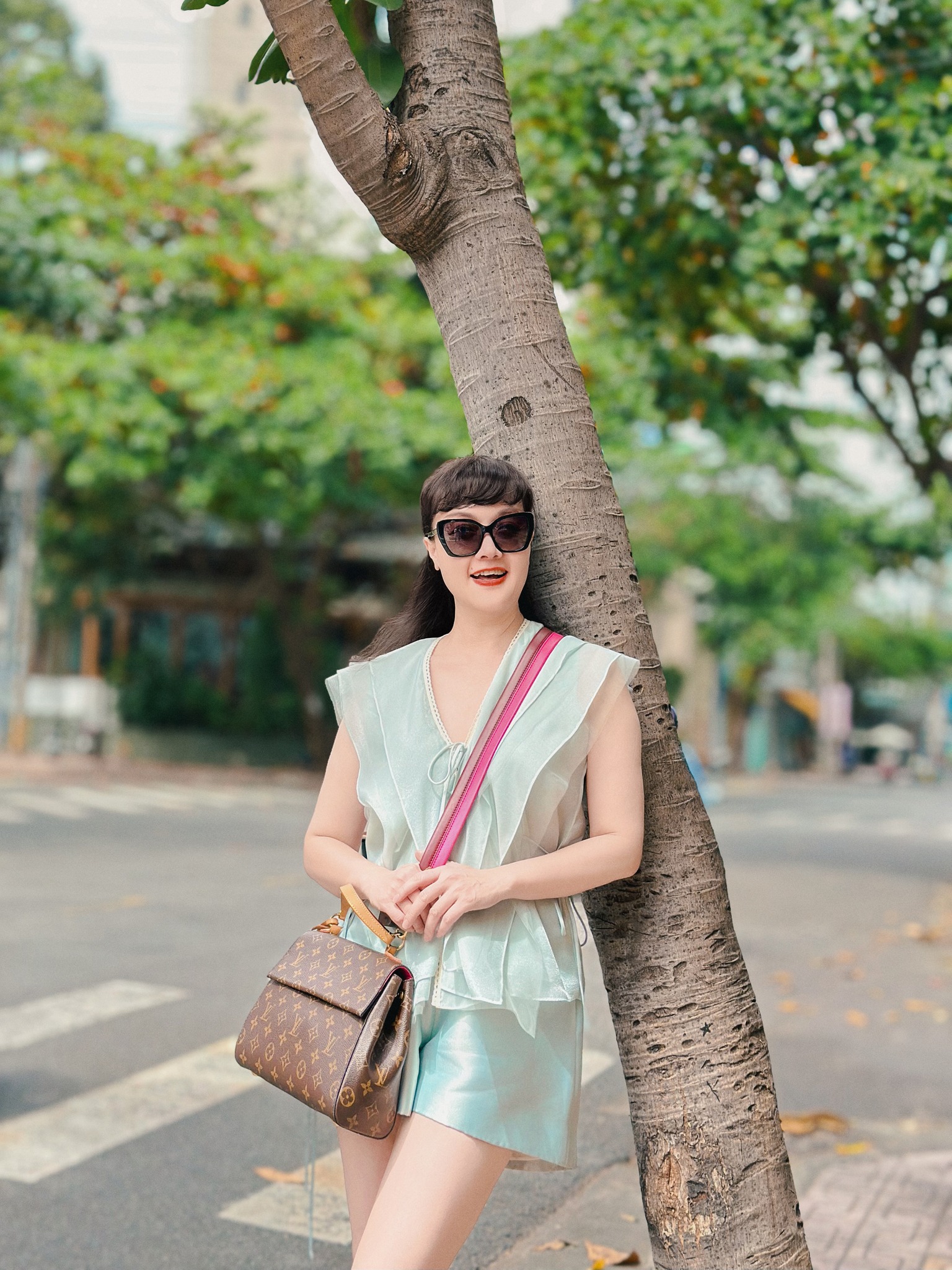 Nghệ sĩ Vân Dung lọt top 15 khi thi Hoa hậu, sắp làm &#34;mẹ chồng&#34; vẫn mê mặc hở, chọn toàn màu rực rỡ không kém giới trẻ - 8