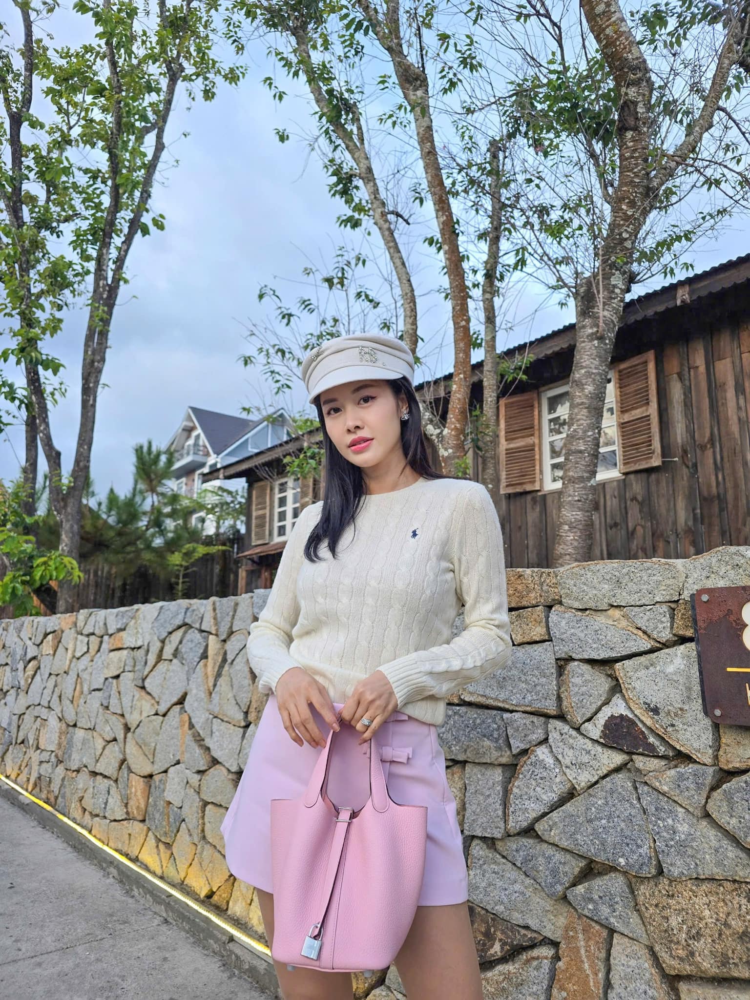 Hot girl lấy nam ca sĩ nổi tiếng, 40 tuổi da dẻ như em bé, ở biệt thự 2 triệu đô, túi hiệu bày la liệt như &#34;chơi đồ hàng&#34; - 19