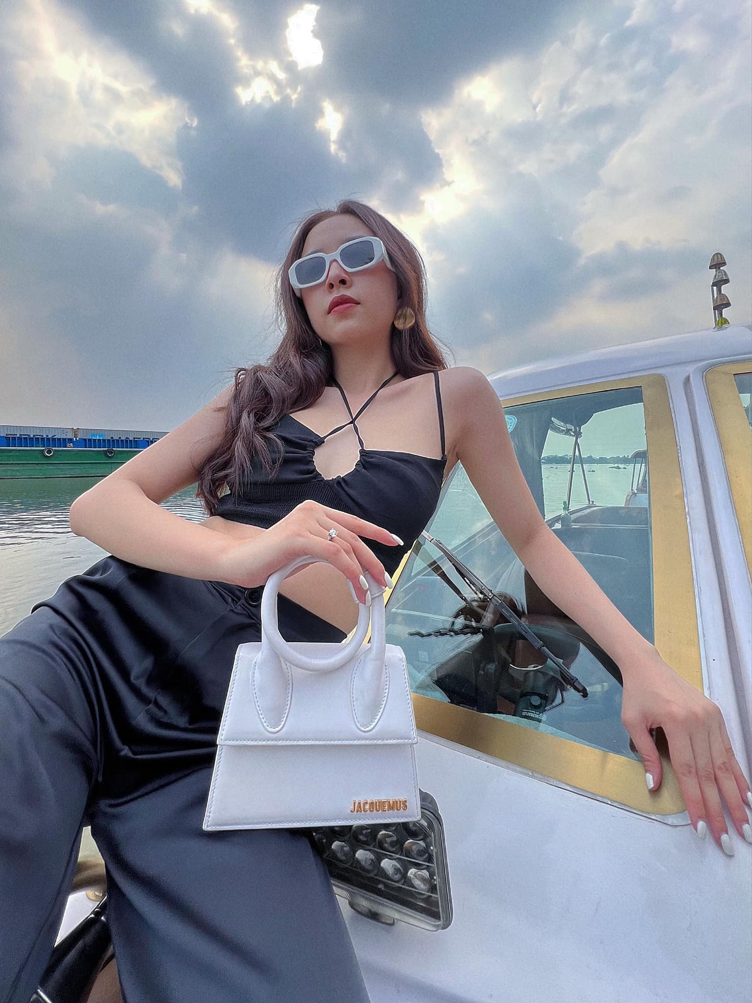 Á hậu Việt lấy Tiến sĩ nhận 13 cây vàng, sinh con xong dáng nuột hơn thiếu nữ, đồ hiệu chất đống nhưng chỉ mê đúng 1 màu  - 8