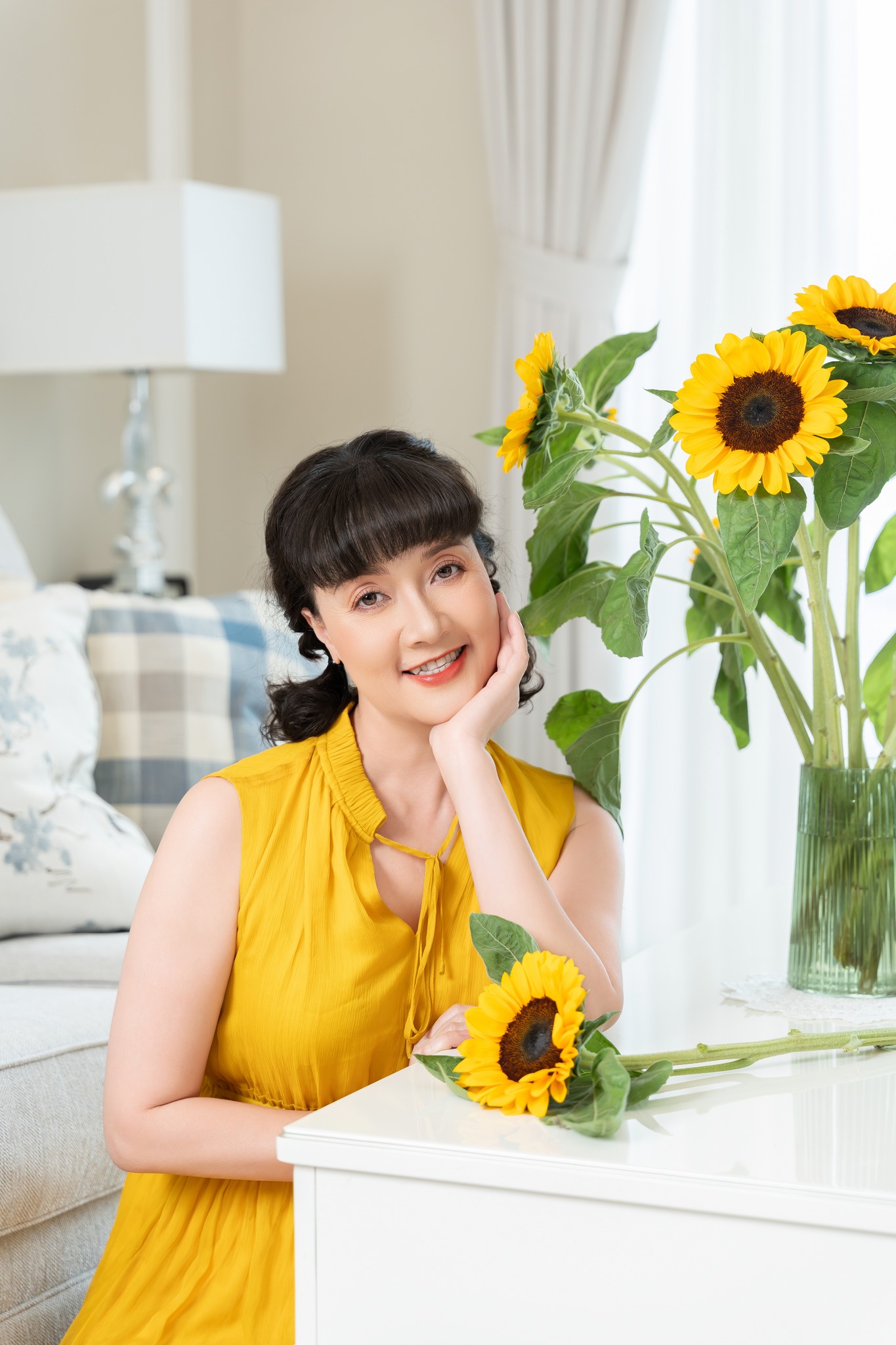 Nghệ sĩ Vân Dung lọt top 15 khi thi Hoa hậu, sắp làm &#34;mẹ chồng&#34; vẫn mê mặc hở, chọn toàn màu rực rỡ không kém giới trẻ - 5