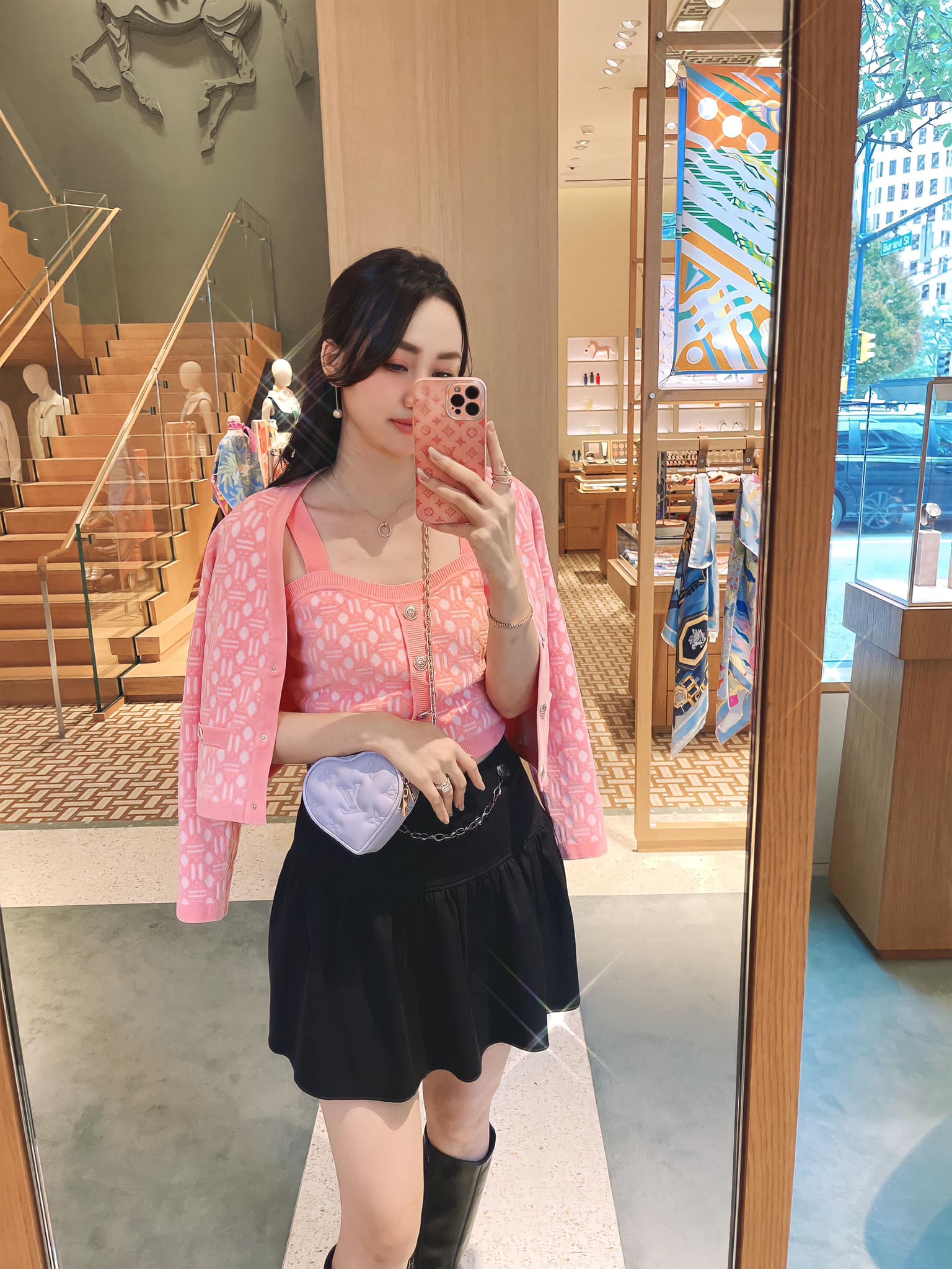 Á hậu Việt từ chối thi quốc tế rồi lấy chồng đại gia, giờ sống sung túc như &#34;bà hoàng&#34;, xài đồ hiệu không ngơi tay - 4
