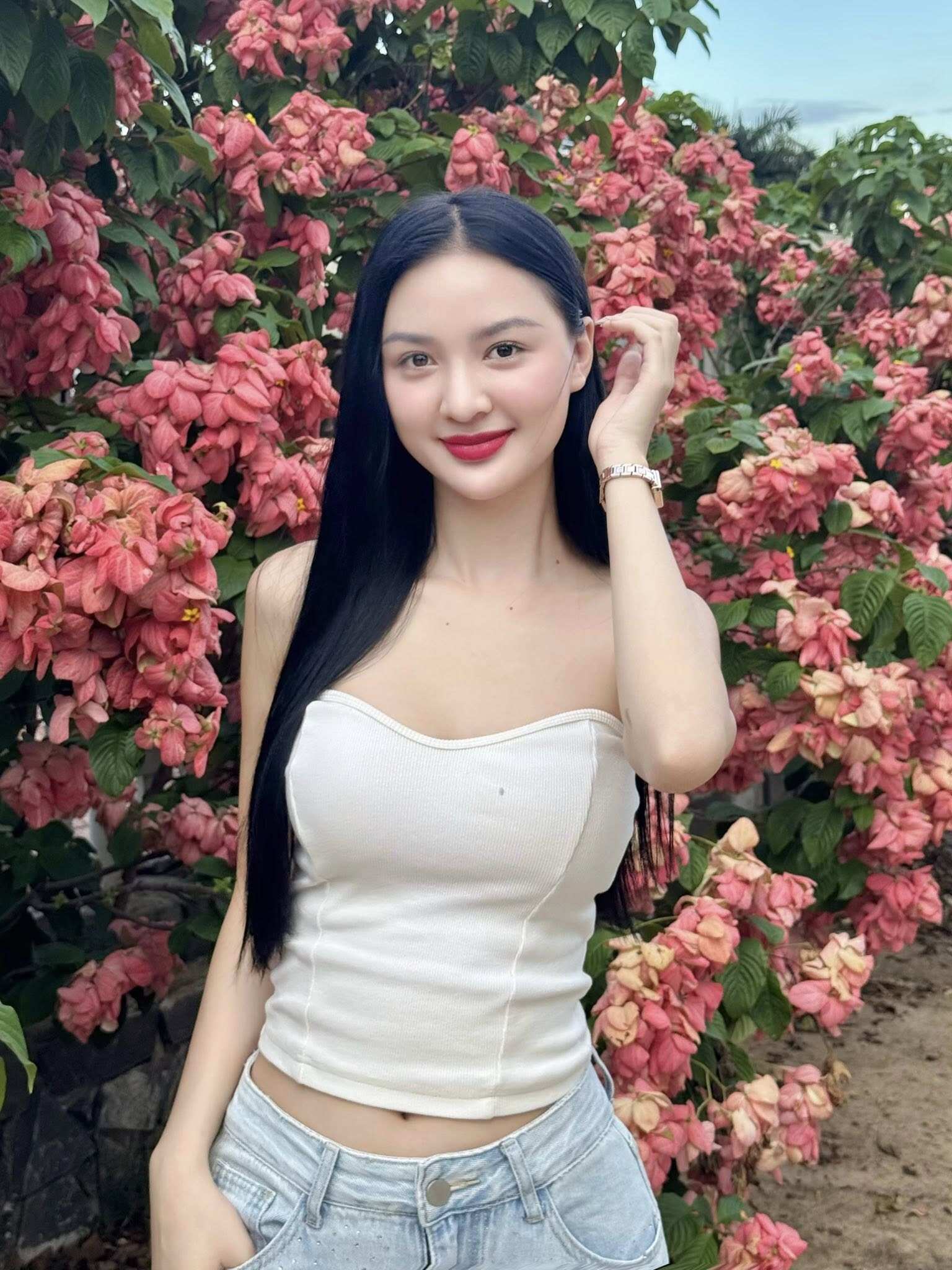 Á hậu Việt là &#34;búp bê sống&#34; tựa Cổ Lực Na Trát, chăm diện đồ hở bạo khoe dáng phồn thực đẹp &#34;ná thở&#34; - 12
