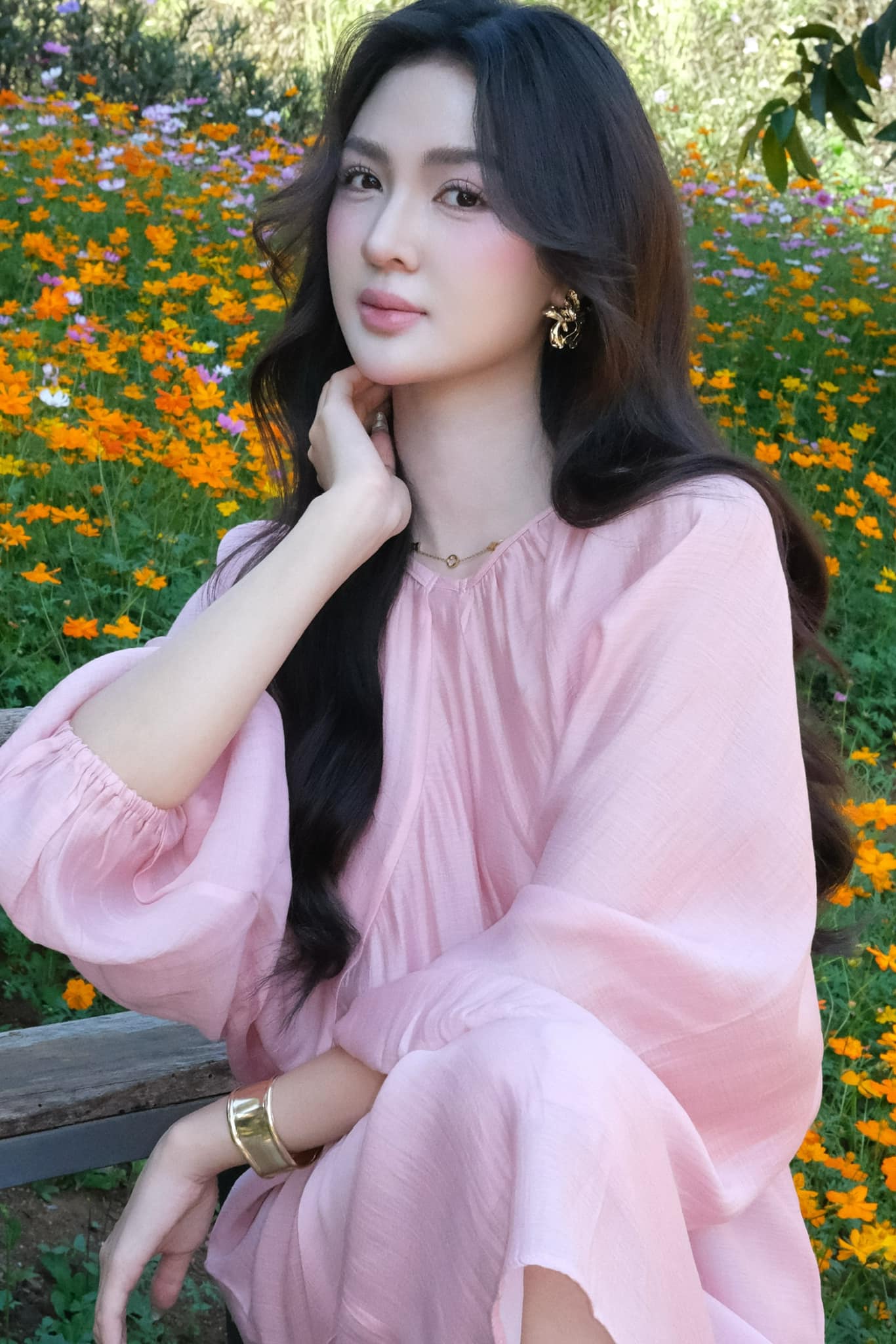 Á hậu Việt là &#34;búp bê sống&#34; tựa Cổ Lực Na Trát, chăm diện đồ hở bạo khoe dáng phồn thực đẹp &#34;ná thở&#34; - 4