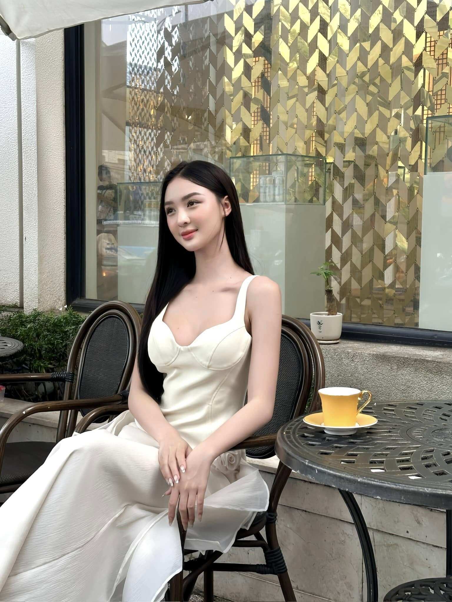 Á hậu Việt là &#34;búp bê sống&#34; tựa Cổ Lực Na Trát, chăm diện đồ hở bạo khoe dáng phồn thực đẹp &#34;ná thở&#34; - 13