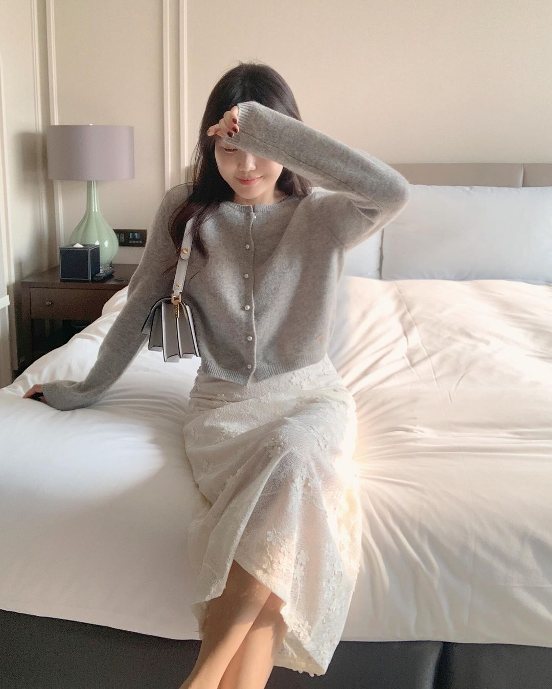 Chân váy dài từng bị chê "quê mùa", nay thành hot item mùa thu với 6 cách mix cực sang - 7