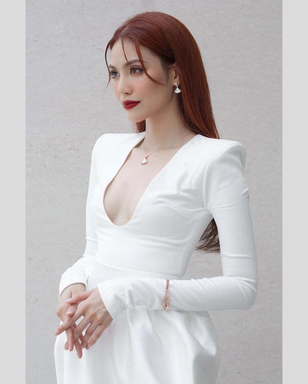 Hoa khôi được thiếu gia cầu hôn bằng nhẫn kim cương 1,2 tỷ đồng, giờ ở biệt thự dát vàng, chăm diện kiểu áo &#34;thương hiệu&#34; - 9