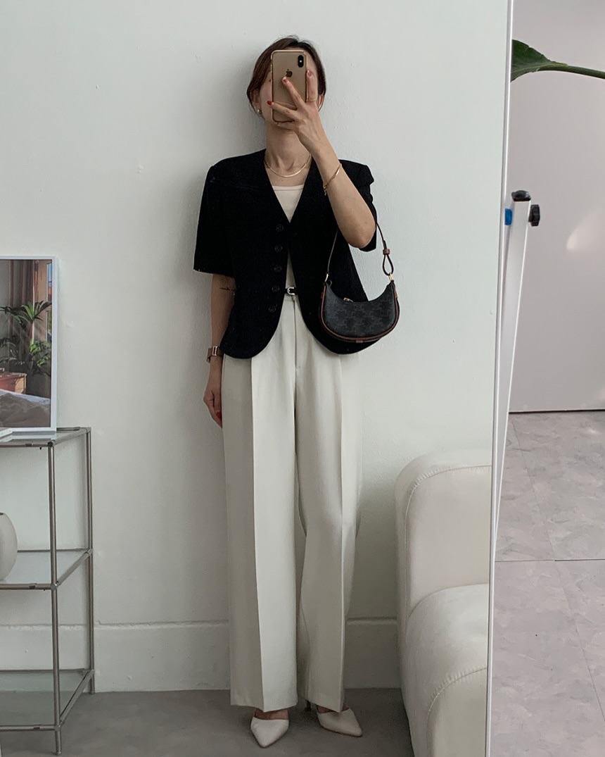 Phụ nữ bước sang tuổi 30, đừng chỉ mang sneaker mãi, biết thêm 3 loại này là &#34;nâng tầm&#34; phong cách, cứ diện là đẹp - 3