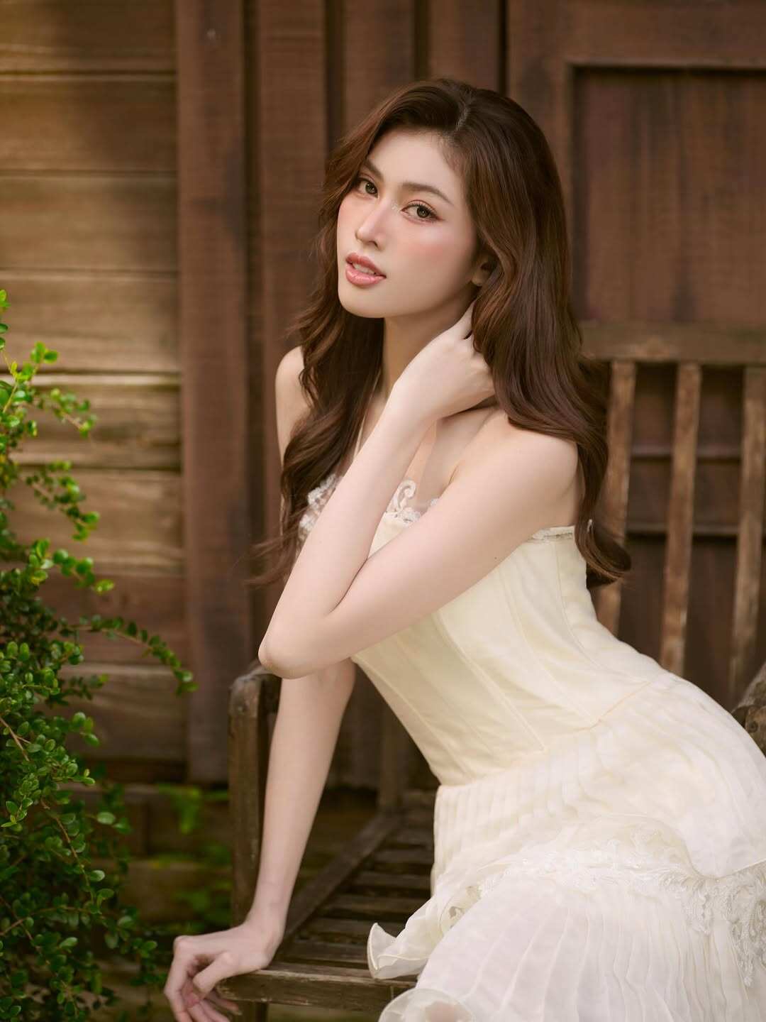 Á hậu Việt Nam bị đồn sắp làm dâu hào môn sở hữu đôi chân dài 1m1, mặc cắt khoét khoe dáng &#34;bốc lửa&#34;, ngó túi hiệu mà choáng ngợp - 16