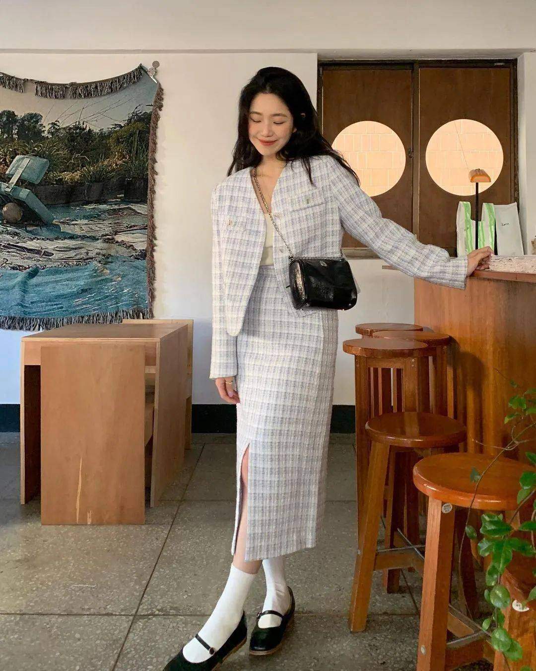 Phụ nữ bước sang tuổi 30, đừng chỉ mang sneaker mãi, biết thêm 3 loại này là &#34;nâng tầm&#34; phong cách, cứ diện là đẹp - 5