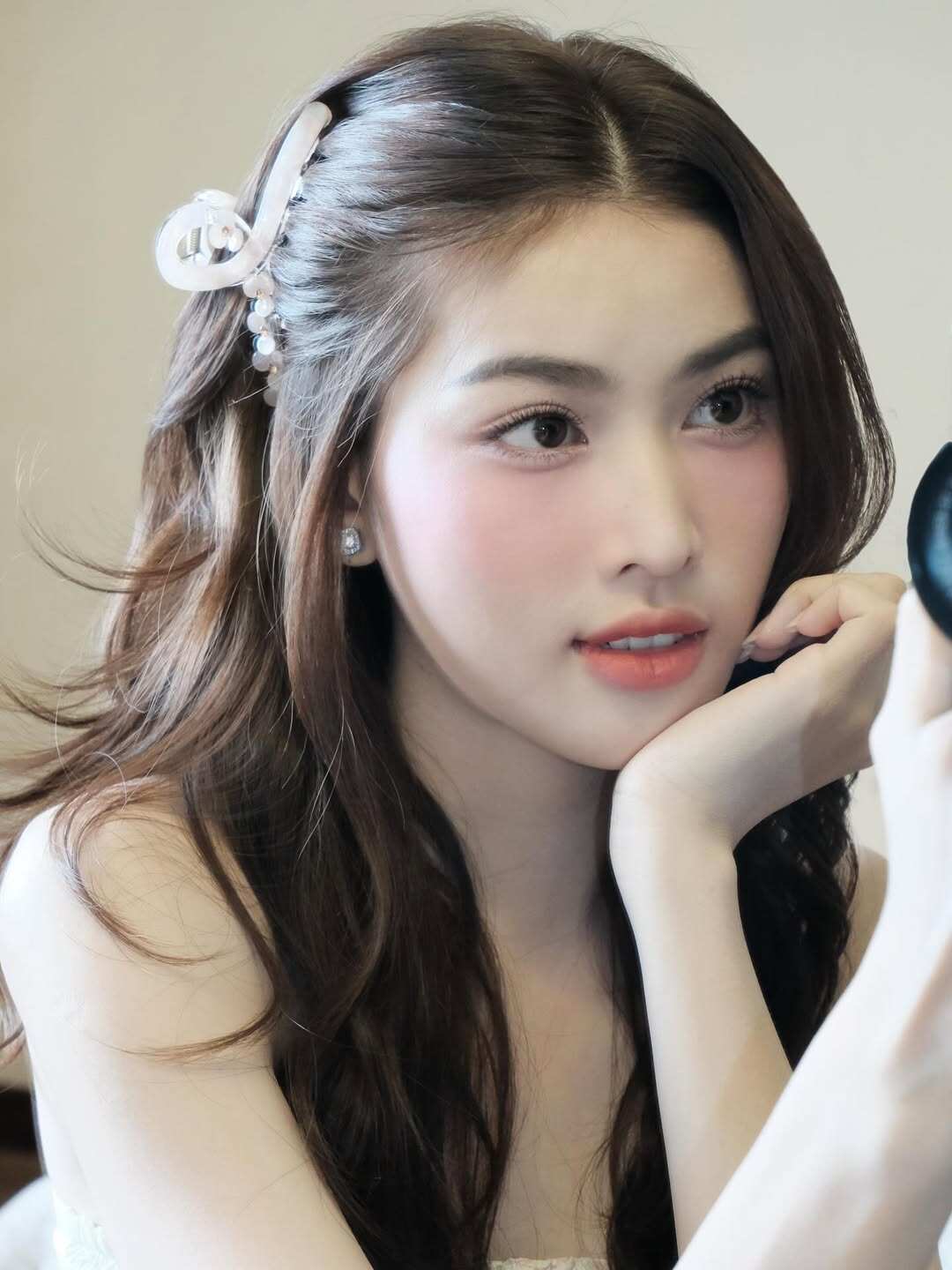 Á hậu Việt Nam bị đồn sắp làm dâu hào môn sở hữu đôi chân dài 1m1, mặc cắt khoét khoe dáng &#34;bốc lửa&#34;, ngó túi hiệu mà choáng ngợp - 4
