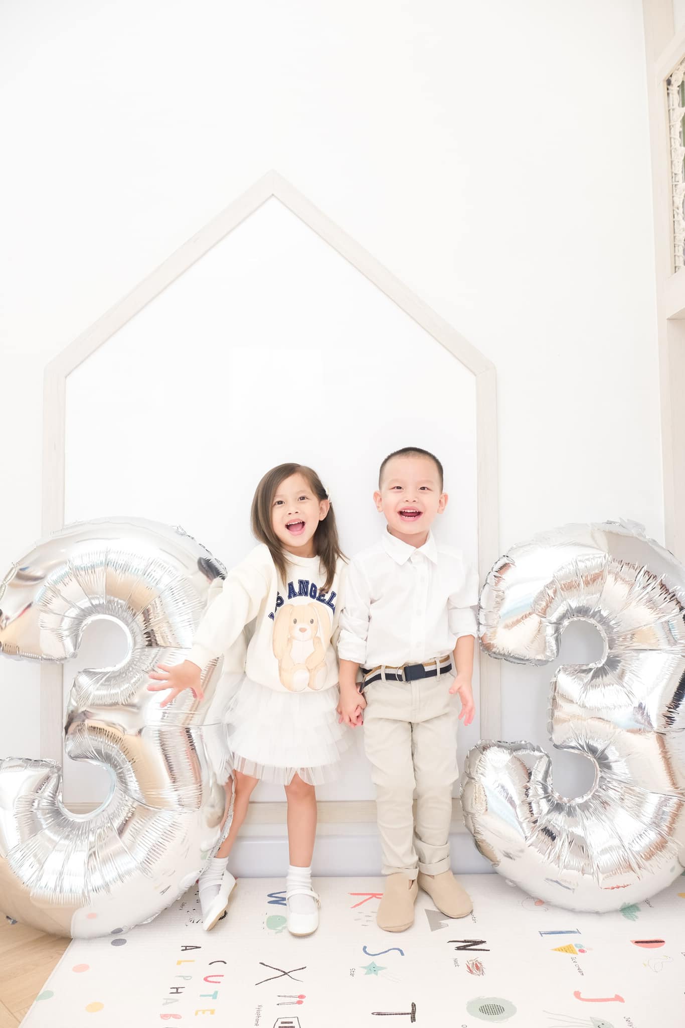 Ngắm hội con sao Việt mặc đẹp nhất 2023: Cặp song sinh Lisa - Leon nhỏ tuổi nhất vẫn sành điệu - 4