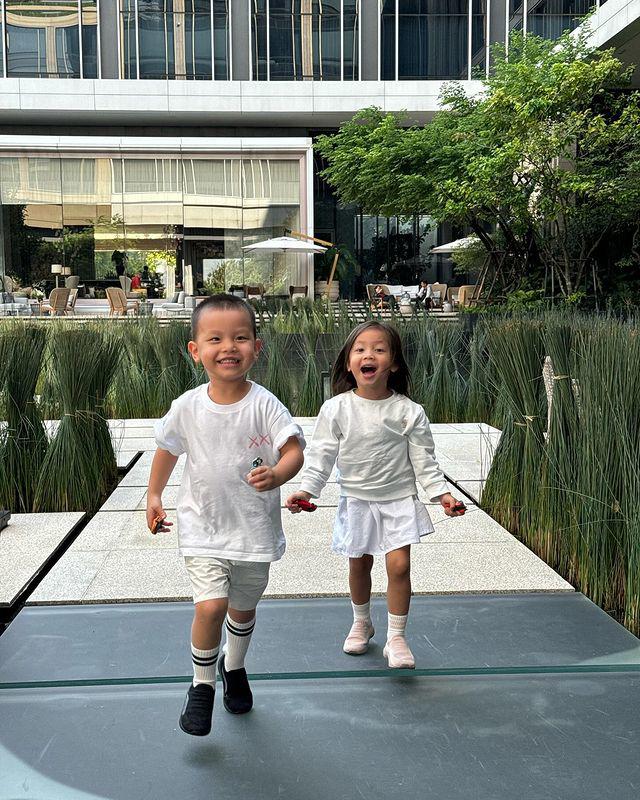 Ngắm hội con sao Việt mặc đẹp nhất 2023: Cặp song sinh Lisa - Leon nhỏ tuổi nhất vẫn sành điệu - 7