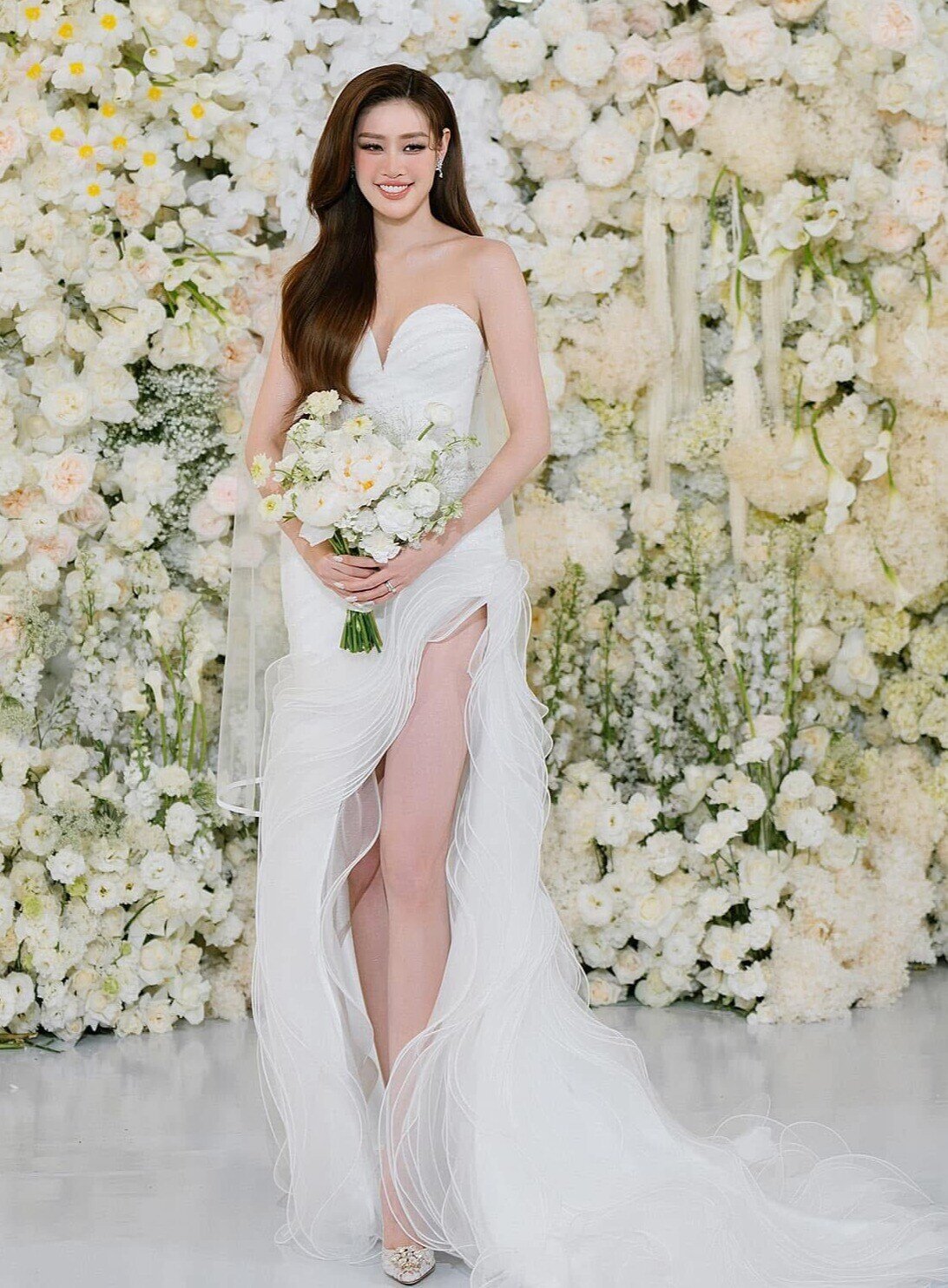 Cận cảnh 5 chiếc váy cưới &#34;đắt xắt ra miếng&#34; của cô dâu hot nhất tháng 12 - 2