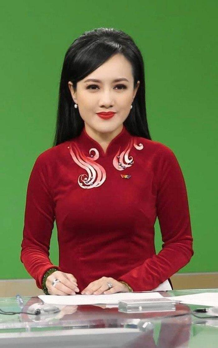 Nữ BTV đẹp nhất VTV khoe phong cách &#34;giàu ngầm&#34;, đi dạo hay ngồi trà đá vẫn xách túi giá gần nửa tỷ đồng - 5