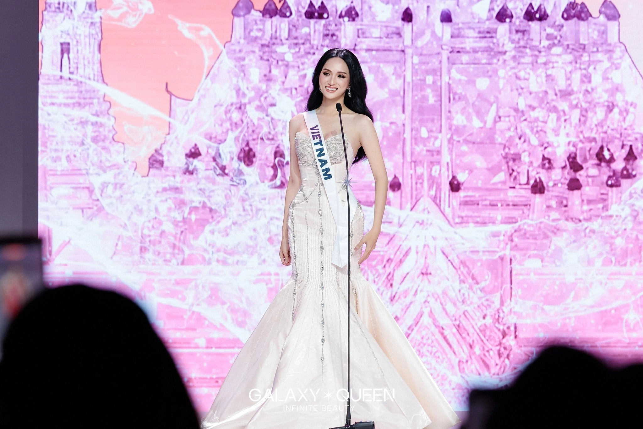 Hương Giang bắt đầu &#34;bung lụa&#34; tại Miss Universe 2025, đổi kiểu tóc mới đẹp chấn động giúp leo thẳng lên Top 2 - 8