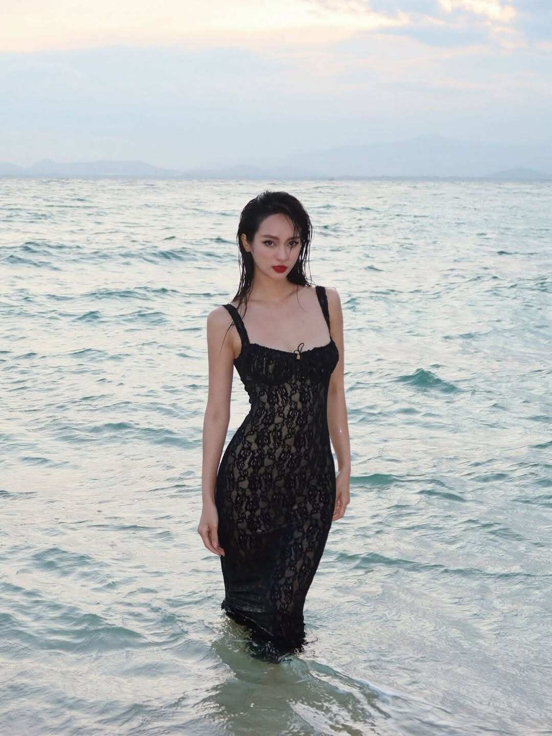 Vũ Thúy Quỳnh bị "soi" sống tiết kiệm vì mặc đi mặc lại một chiếc váy ren nhưng dân tình ngắm xong cũng phải mê - 4