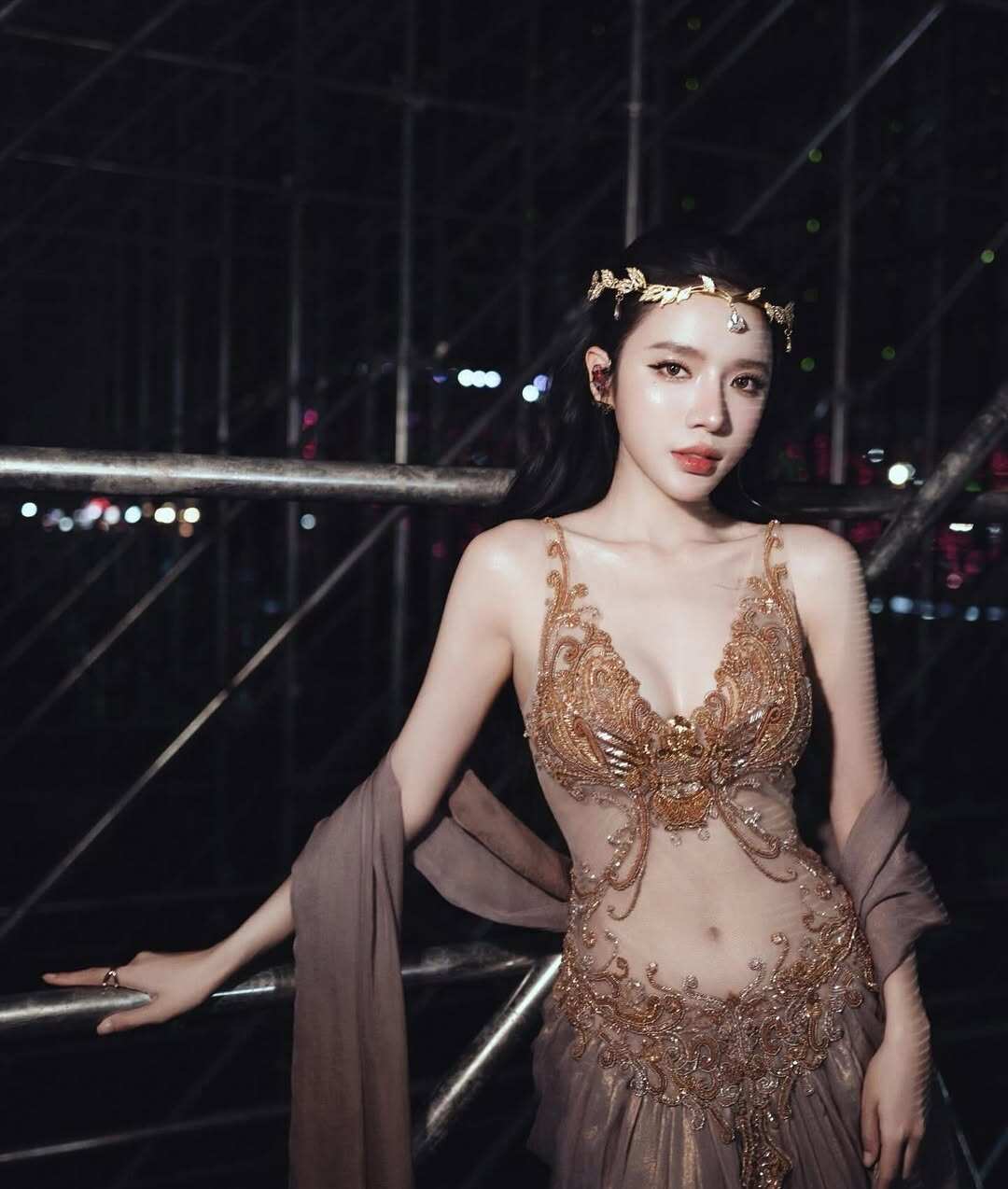 "Con gái" Trường Giang là nàng thơ mới của Trấn Thành, đẹp siêu thực như AI, eo nhỏ 56cm vạn người mê - 4