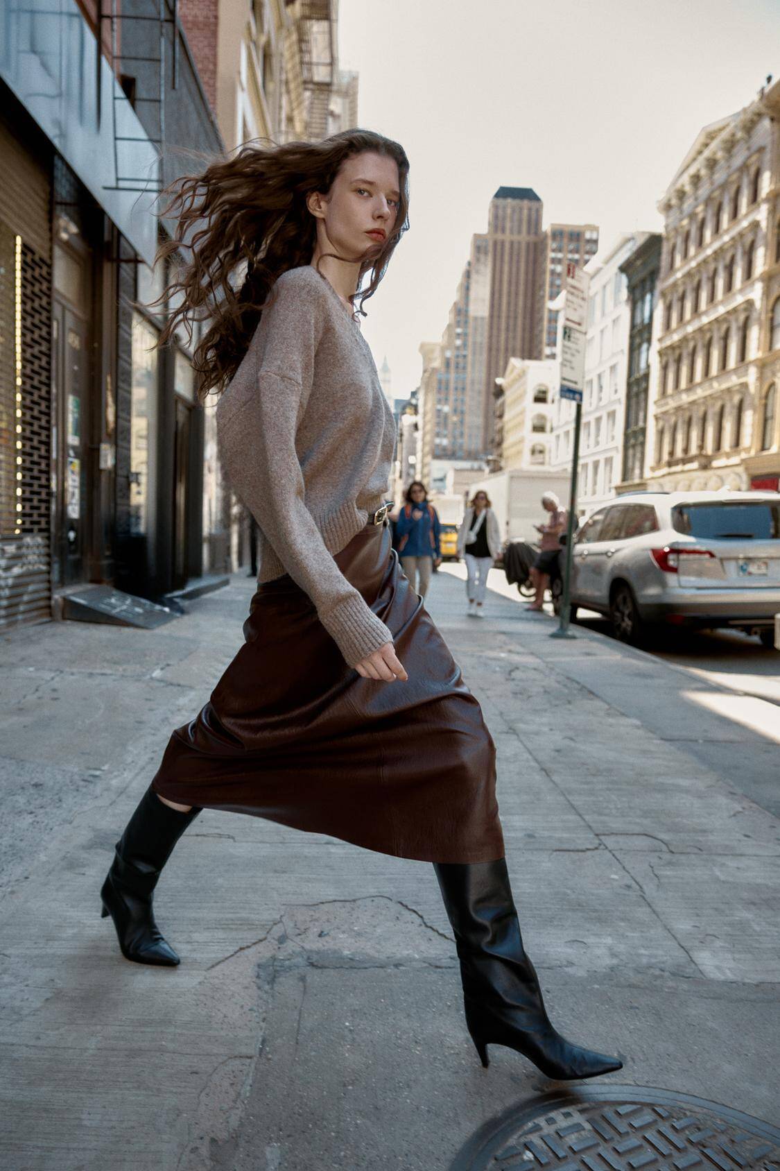 Cập nhật 8 kiểu bốt đẹp nhất thu đông 2025: Tôn dáng, “hack” chân thon và hợp mọi phong cách từ tối giản đến sang chảnh - 4