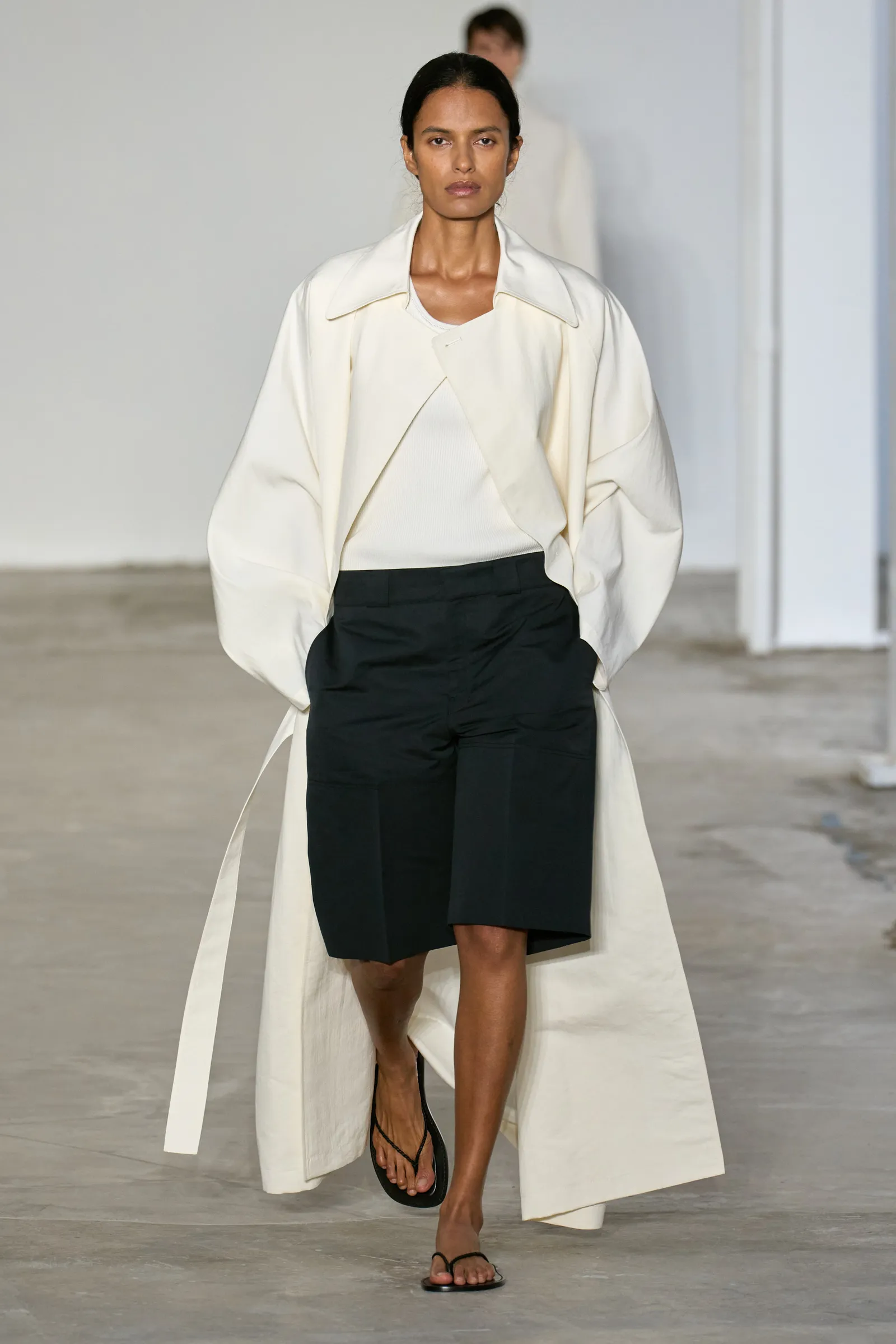 Bắt bài mặc đẹp theo xu hướng tông trắng Cloud Dancer, chị em không bao giờ mặc xấu chỉ nhờ 4 công thức &#34;lên đồ&#34; - 3