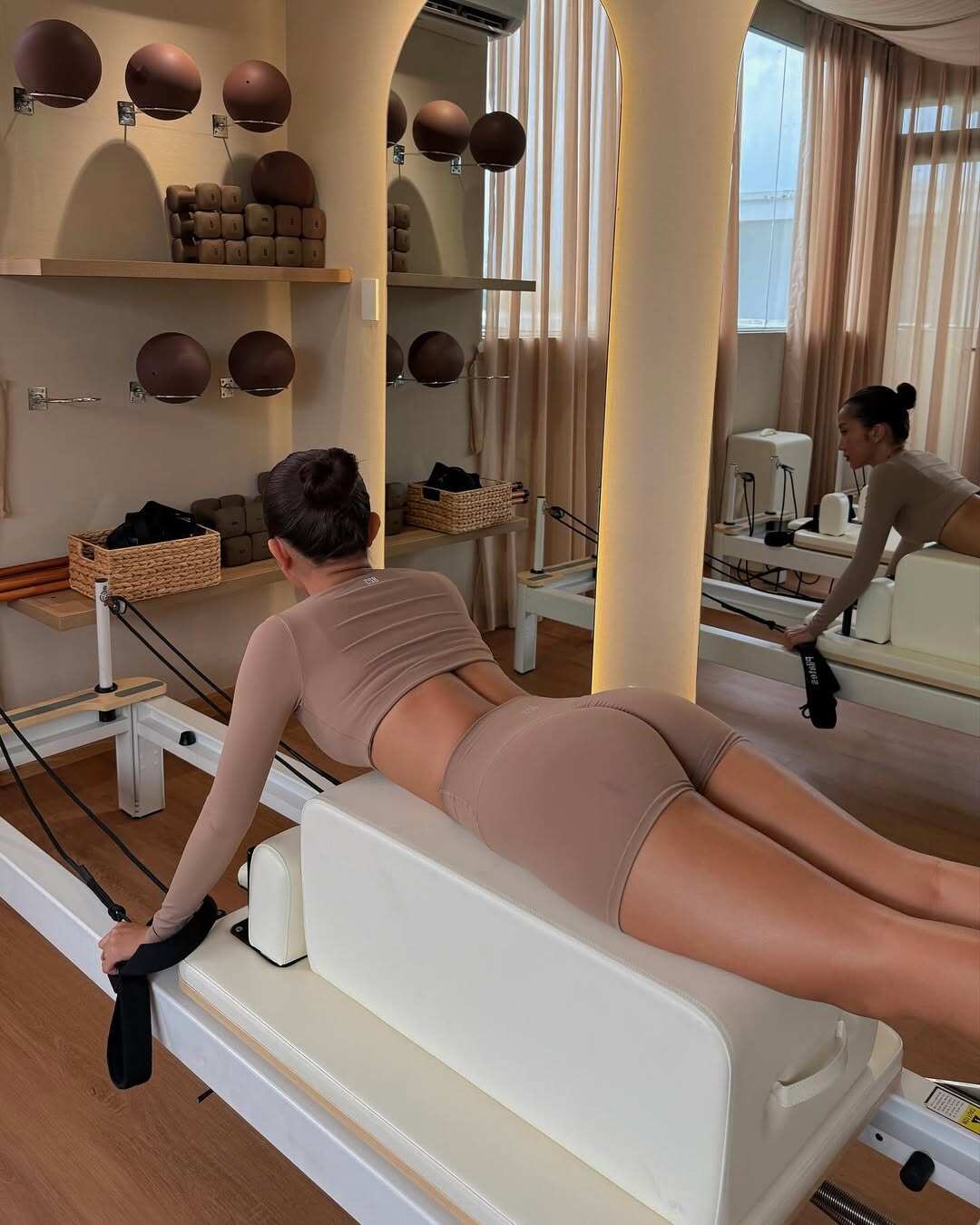 Hot girl lấy chồng năm 18 tuổi khoe bóng lưng uốn lượn như cầu trượt khi diện nội y, ai ngắm cũng phải trầm trồ - 11