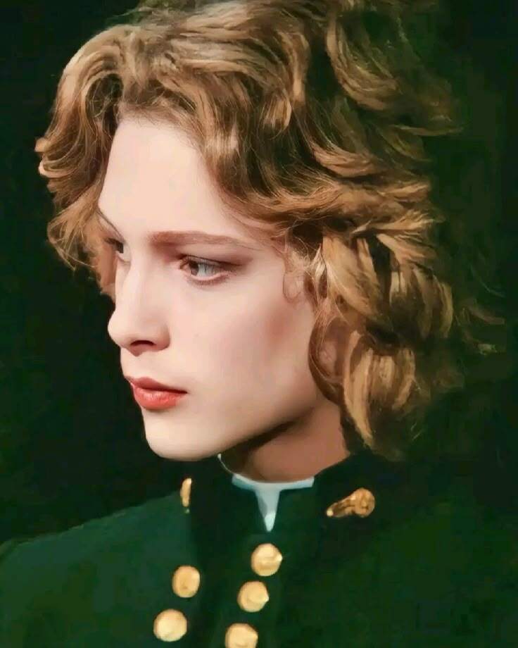 Nhìn lại đỉnh cao nhan sắc “cậu bé đẹp nhất thế giới” vừa qua đời: Đẹp đến siêu thực nhưng biến cuộc đời thành bi kịch - 7