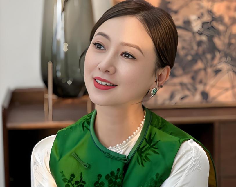 Hoa hậu đẹp nhất châu Á nổi đình đám một thời, nay U60 đẹp rực rỡ nhờ cốc nước giá rẻ giúp &#34;cải lão hoàn đồng&#34; - 11