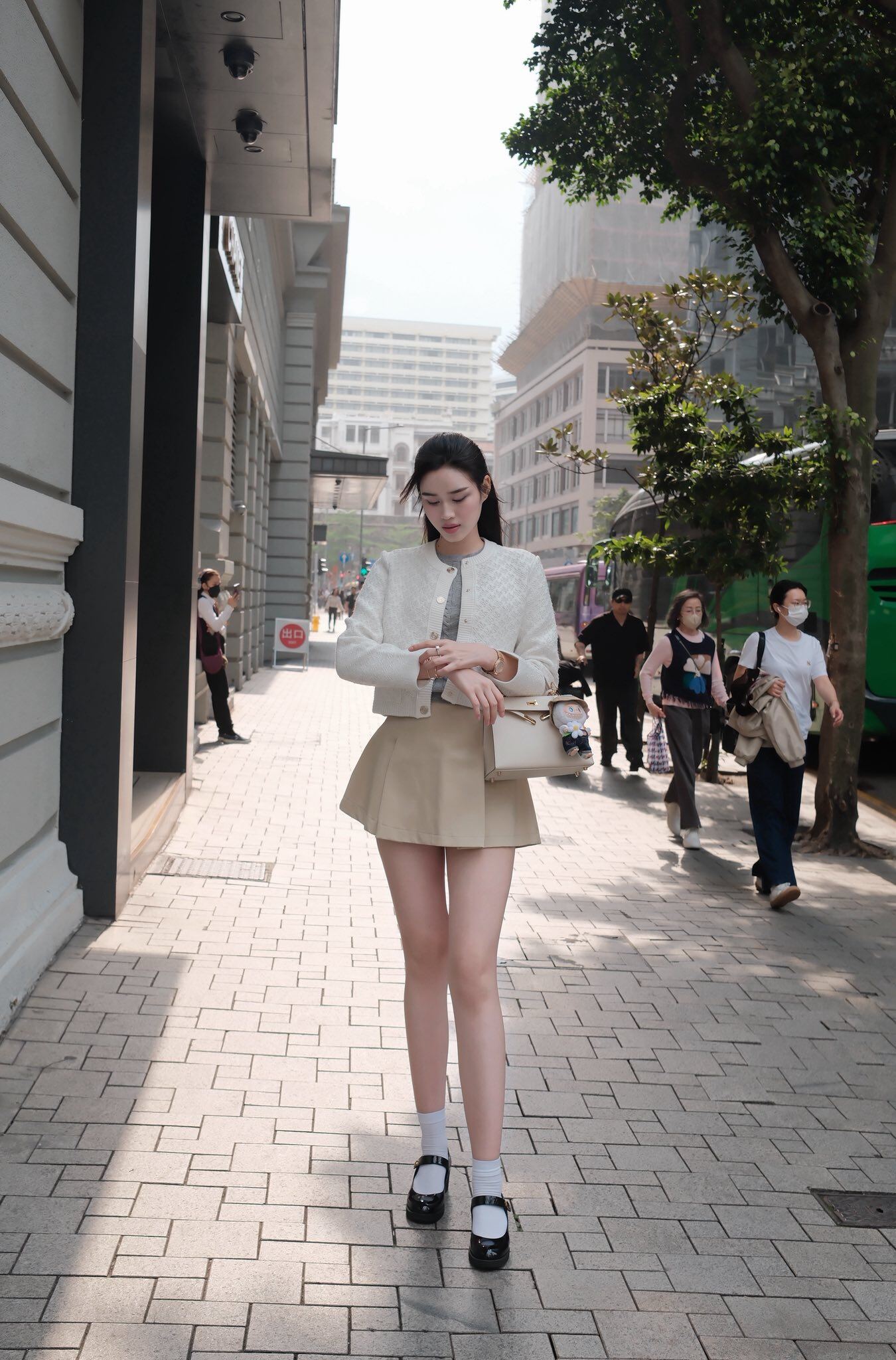 Hoa hậu Đỗ Thị Hà khoe "cặp kiếm Nhật" dài 1m11 trứ danh trong bộ ảnh cưới đẹp như tranh ở Paris - 11