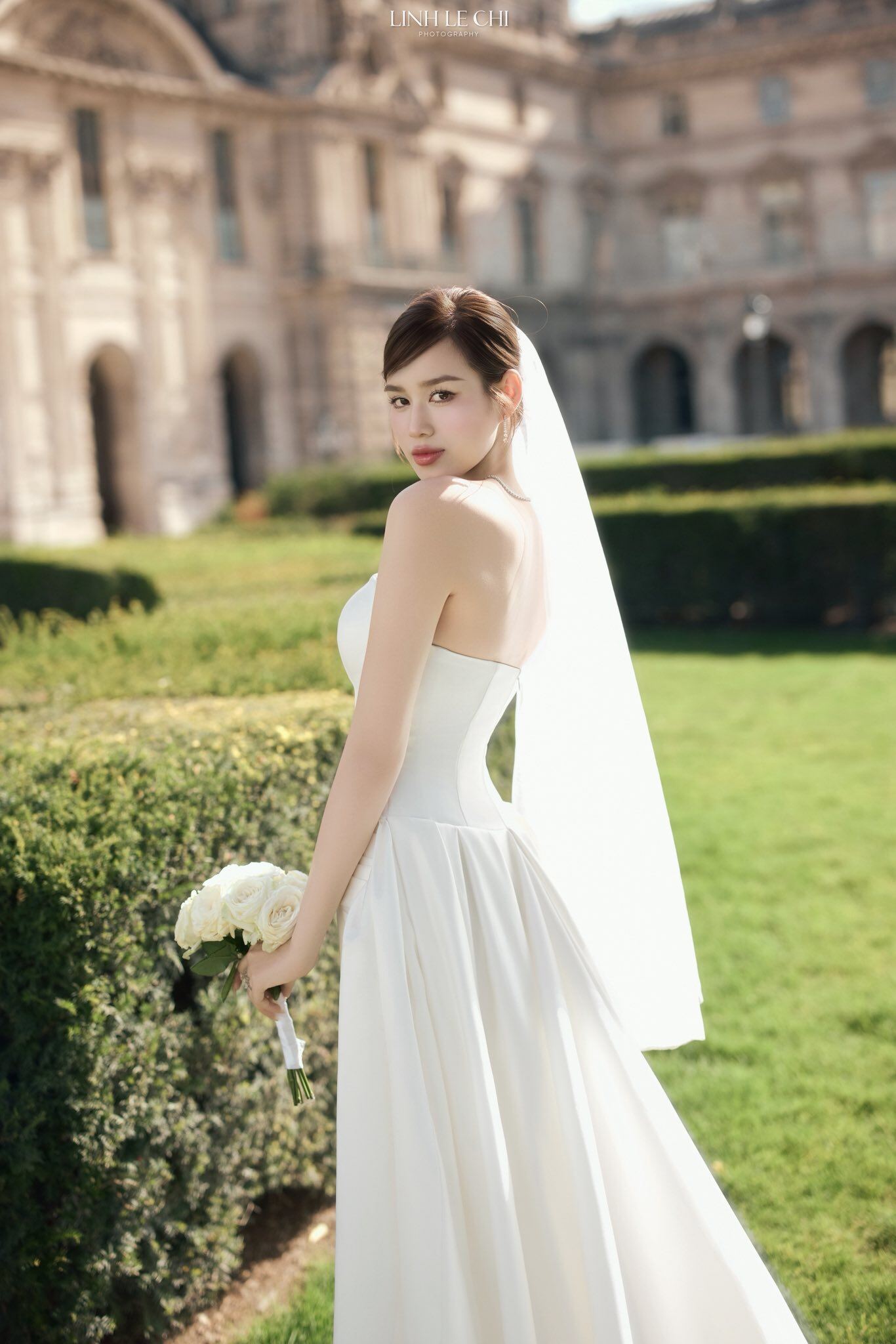 Hoa hậu Đỗ Thị Hà khoe "cặp kiếm Nhật" dài 1m11 trứ danh trong bộ ảnh cưới đẹp như tranh ở Paris - 2