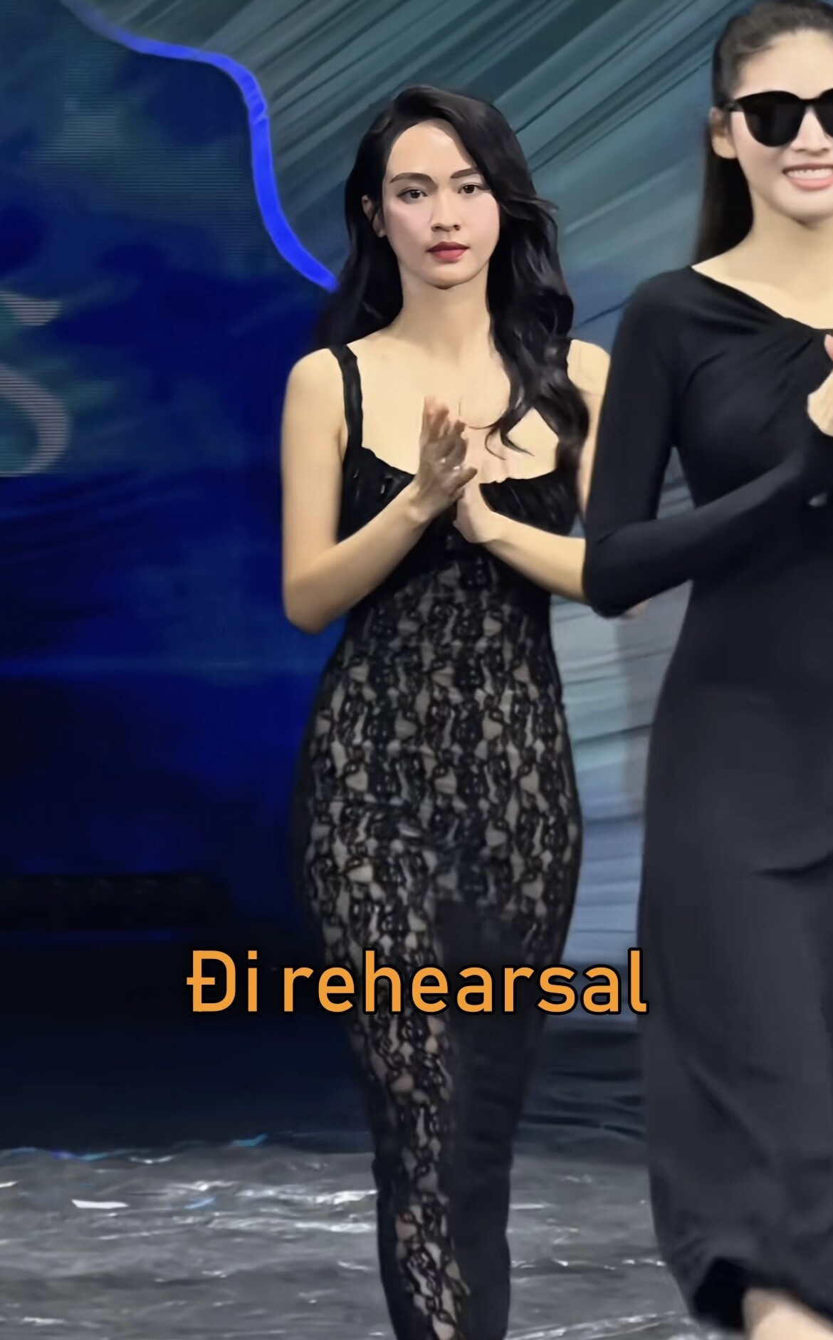 Vũ Thúy Quỳnh bị "soi" sống tiết kiệm vì mặc đi mặc lại một chiếc váy ren nhưng dân tình ngắm xong cũng phải mê - 6