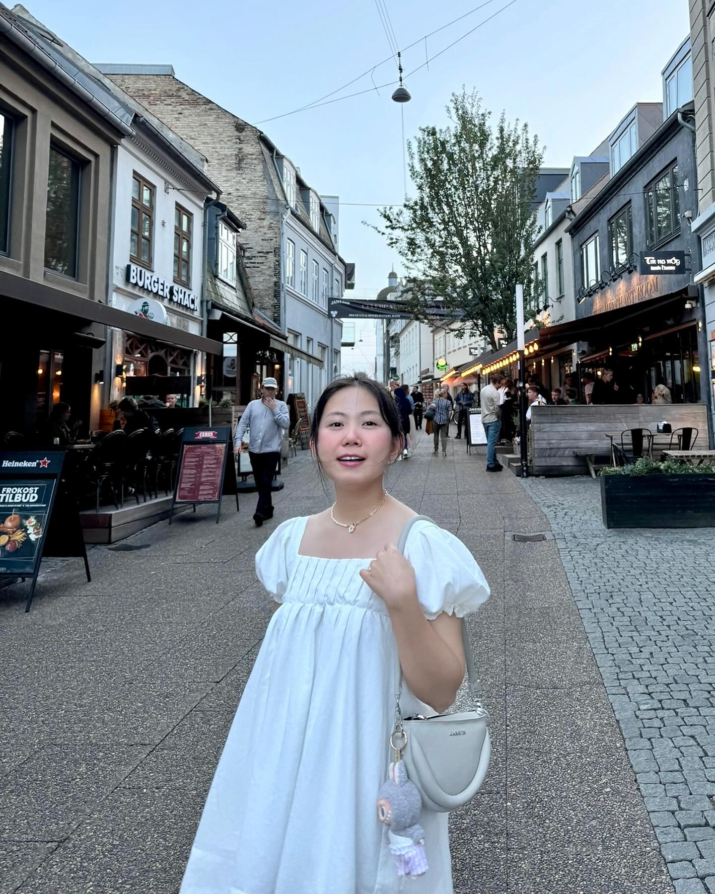 Nữ cơ phó U30 đốn tim với gương mặt &#34;búng ra sữa&#34;, ăn mặc dễ thương như nữ sinh khác hẳn khi mặc đồng phục bay - 15