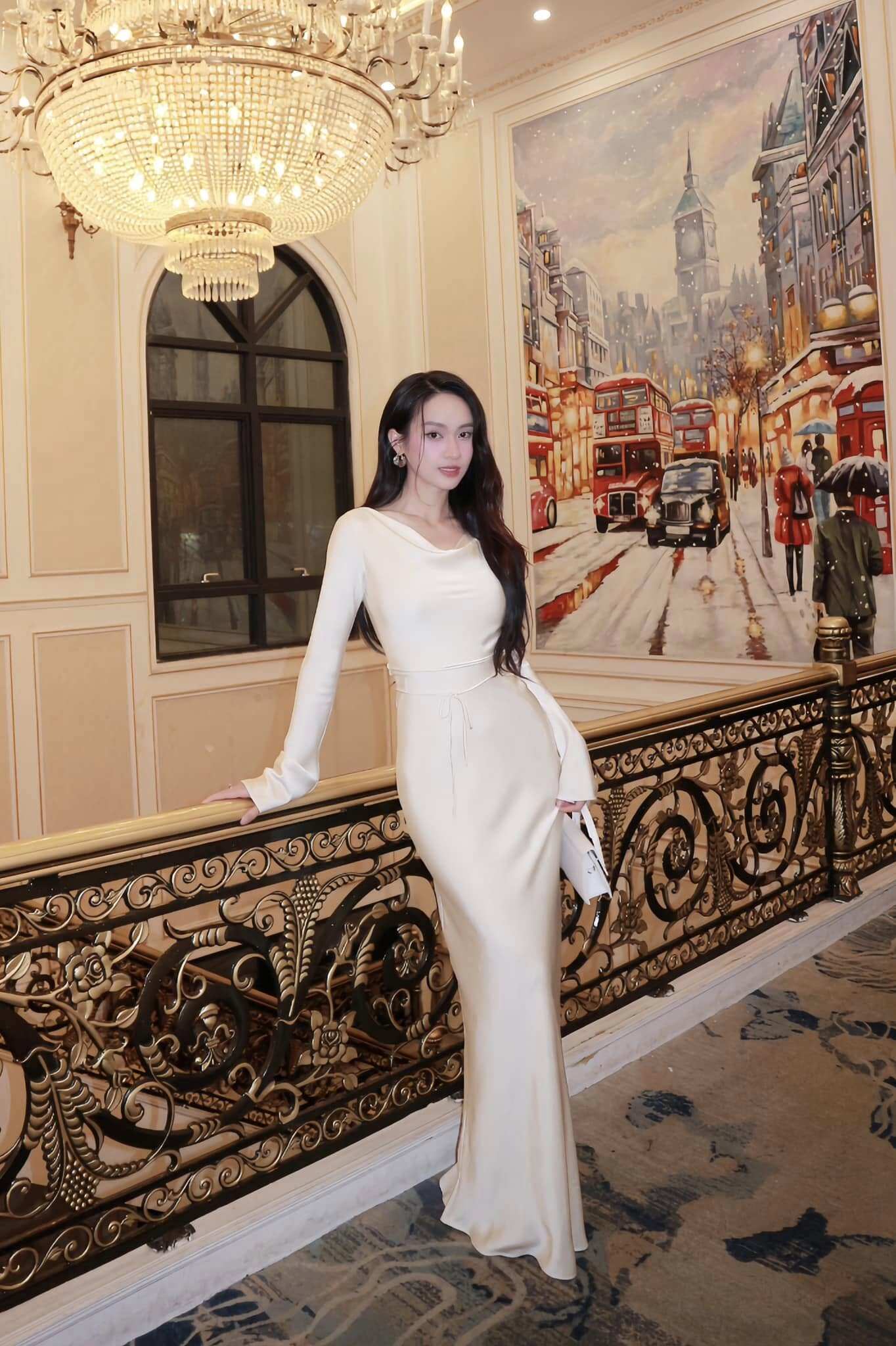 Vũ Thúy Quỳnh bị "soi" sống tiết kiệm vì mặc đi mặc lại một chiếc váy ren nhưng dân tình ngắm xong cũng phải mê - 8