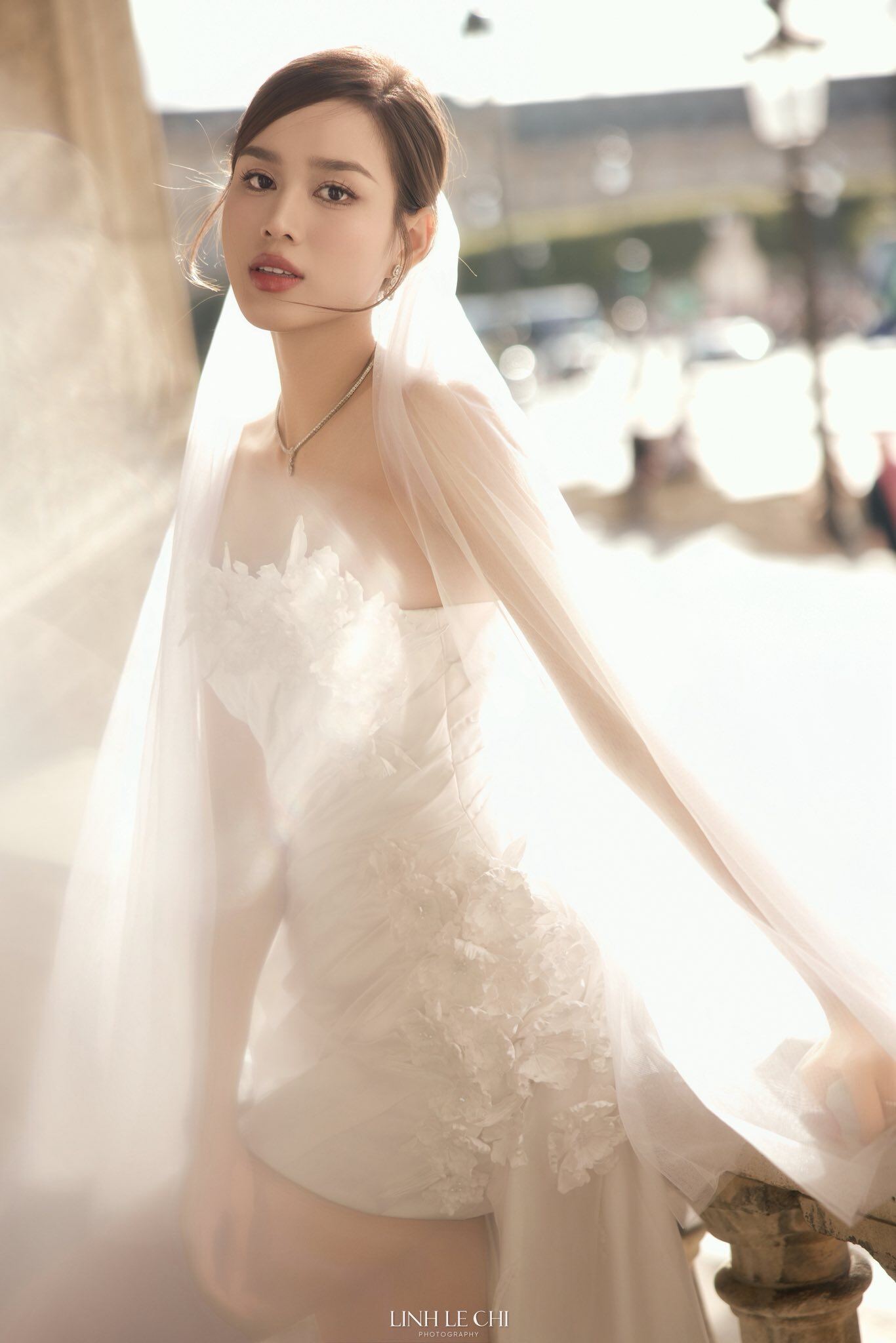 Hoa hậu Đỗ Thị Hà khoe "cặp kiếm Nhật" dài 1m11 trứ danh trong bộ ảnh cưới đẹp như tranh ở Paris - 4