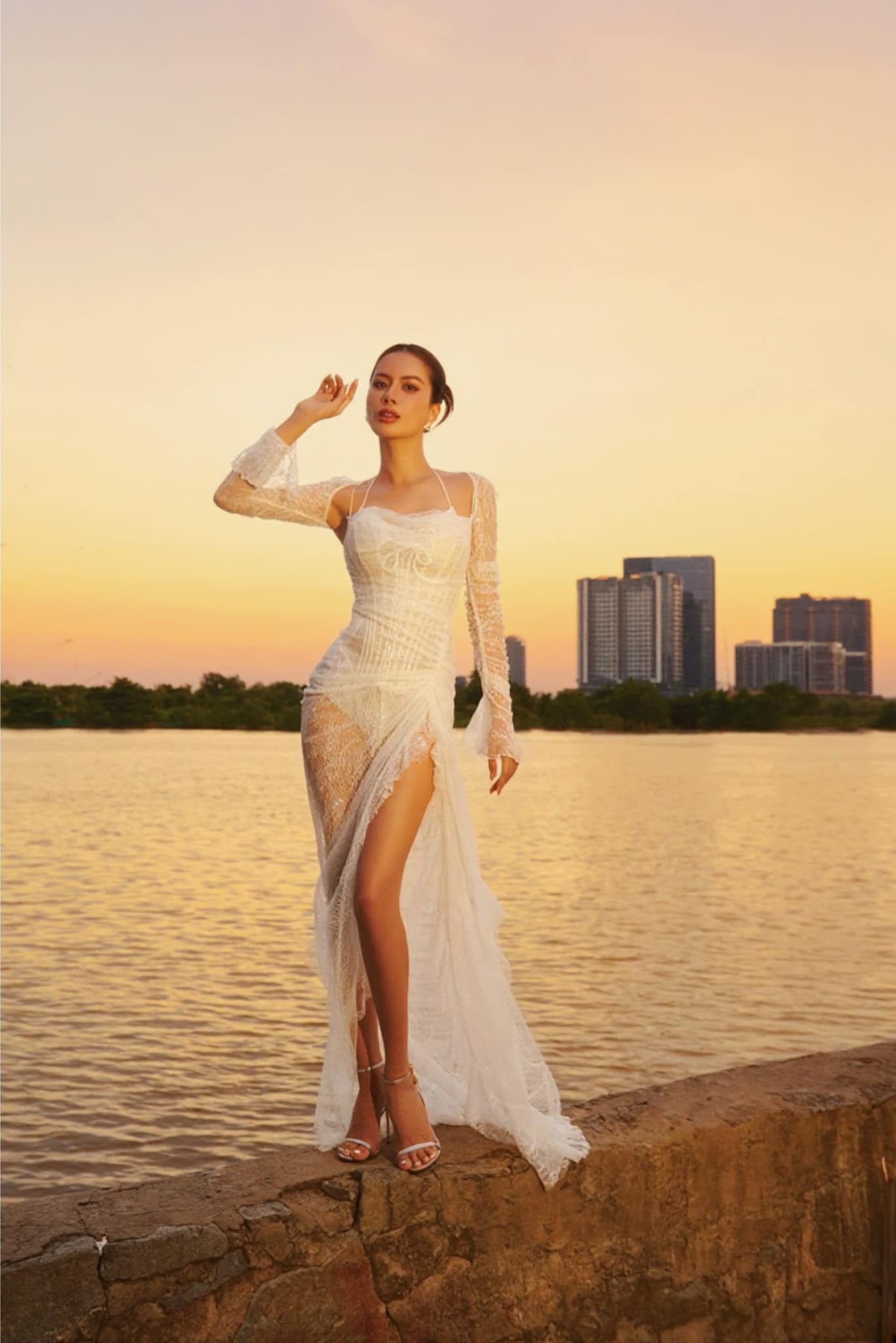 Hoa hậu quốc tế mặc bikini mỏng tang khoe body uốn lượn như cầu trượt dưới trời tuyết lạnh, không cần dùng AI để đu trend - 4