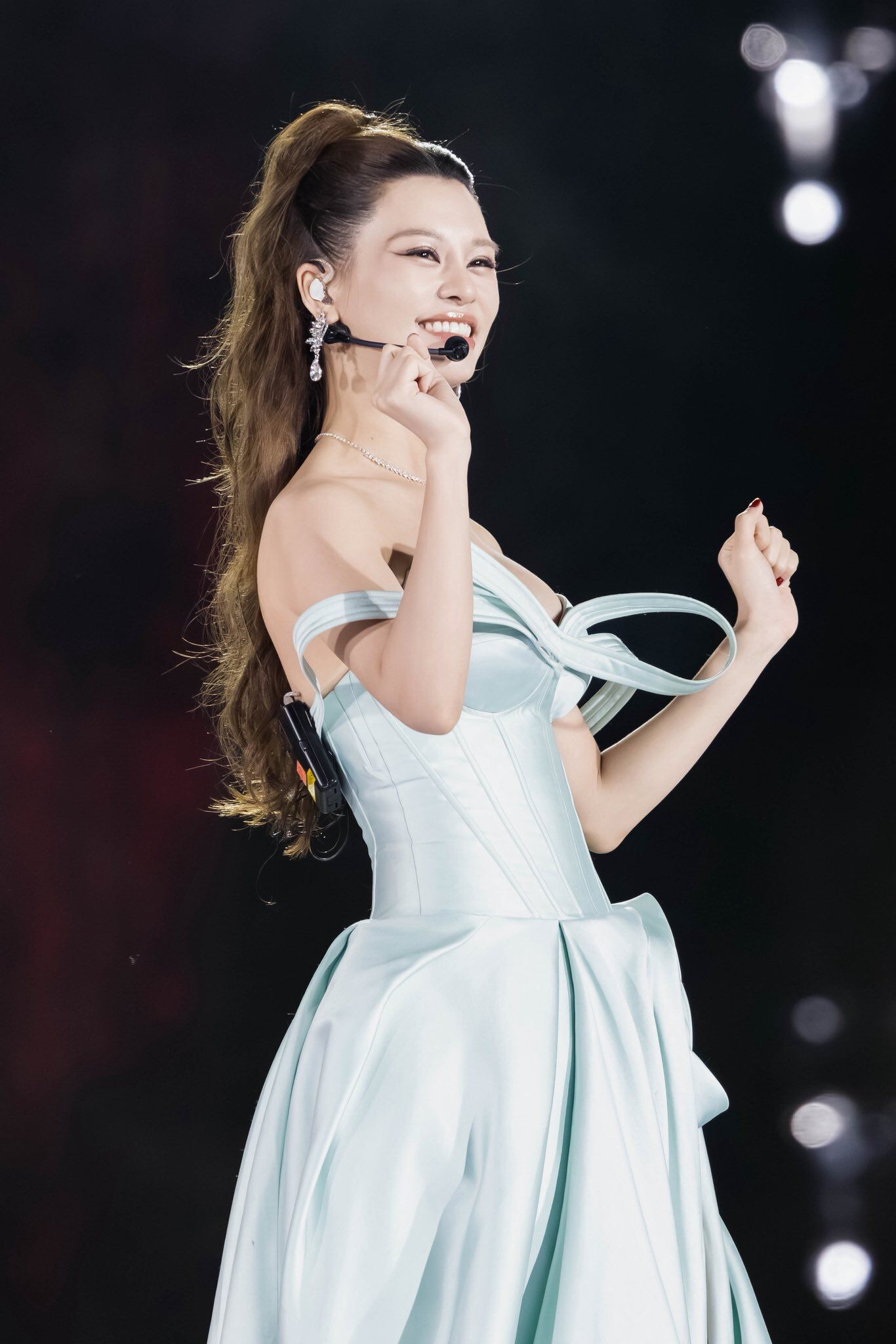 Nữ thần Vpop U40 đẹp chấp cả dàn hoa hậu, sở hữu hàng hiệu "khủng" không kém ai, nay yêu đạo diễn trăm tỷ - 14