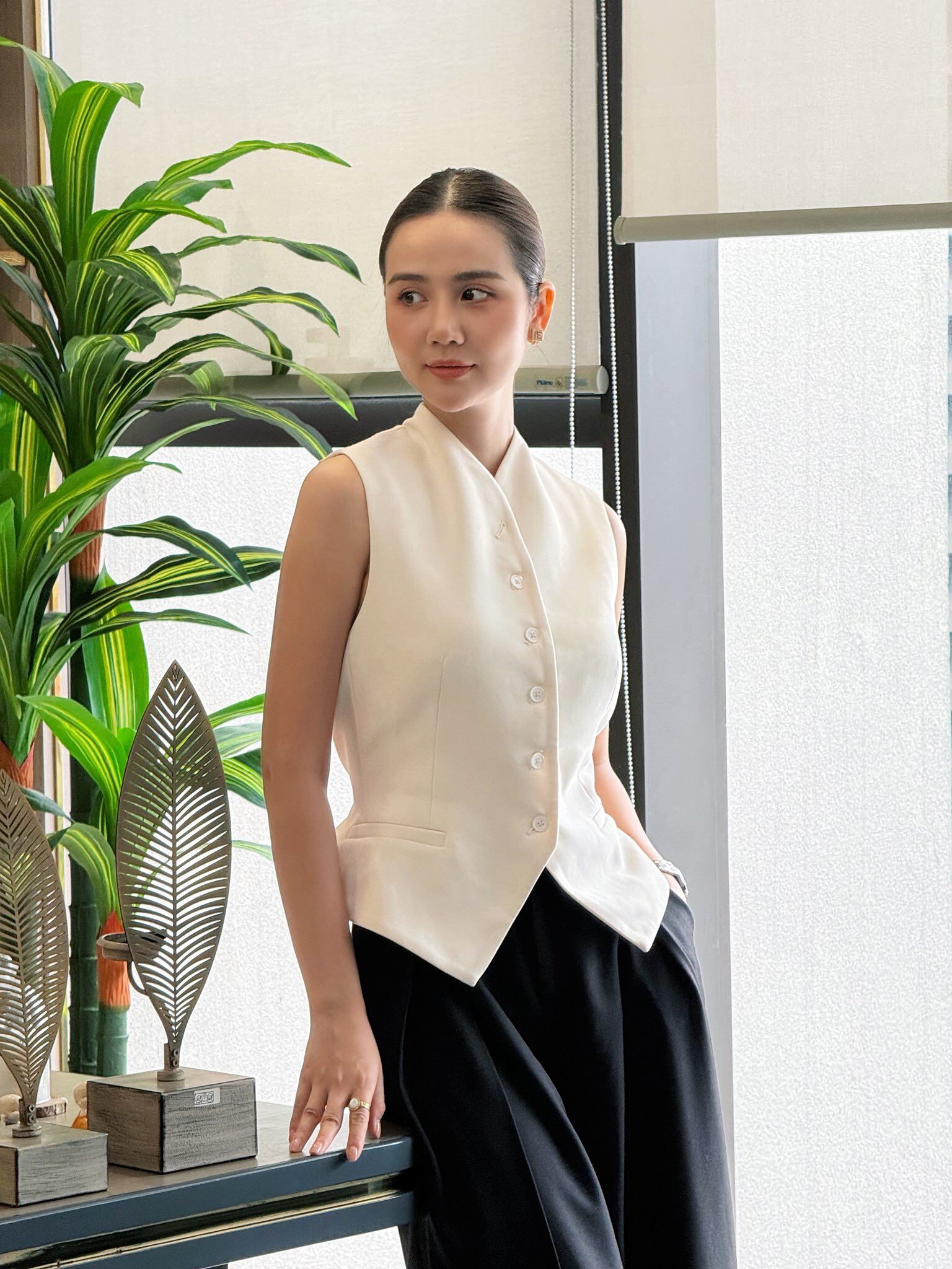 Huyền Lizzie là mỹ nhân mặc đồ công sở đẹp nhất màn ảnh, chị em mê phong cách tổng tài tham khảo ngay - 2