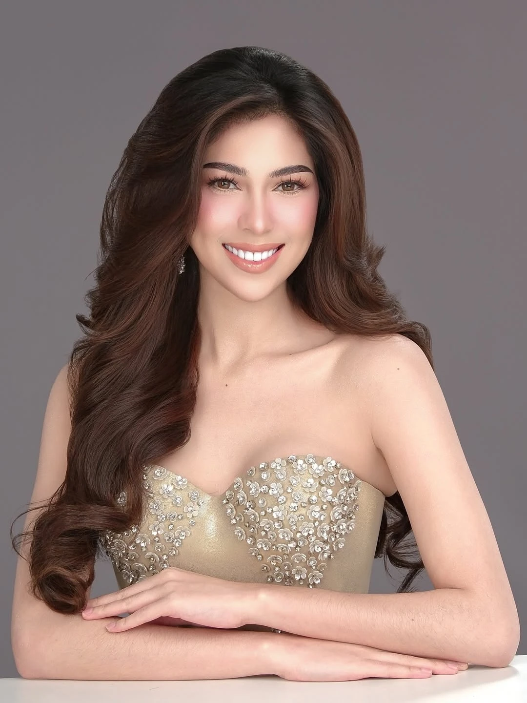 Nhan sắc quyến rũ của Á hậu Miss Cosmo 2025 và thân thế đặc biệt khiến nhiều người bất ngờ - 6