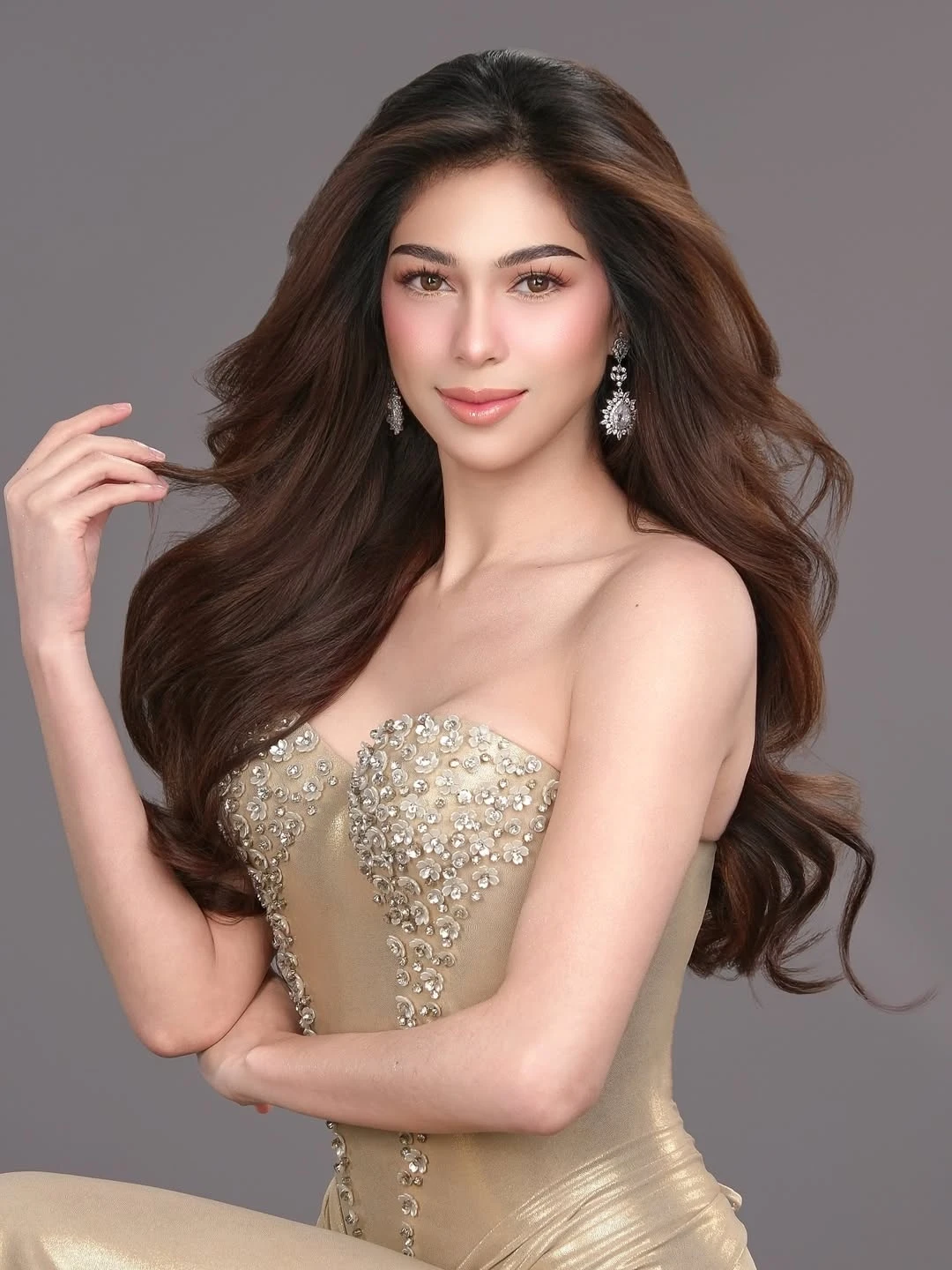 Nhan sắc quyến rũ của Á hậu Miss Cosmo 2025 và thân thế đặc biệt khiến nhiều người bất ngờ - 7