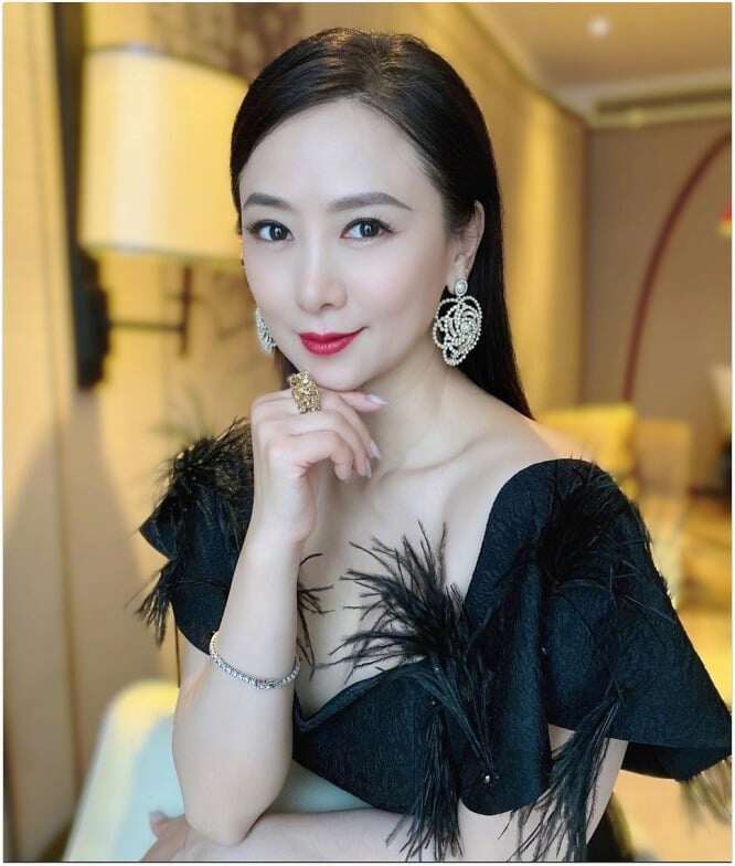 Hoa hậu đẹp nhất châu Á nổi đình đám một thời, nay U60 đẹp rực rỡ nhờ cốc nước giá rẻ giúp &#34;cải lão hoàn đồng&#34; - 12